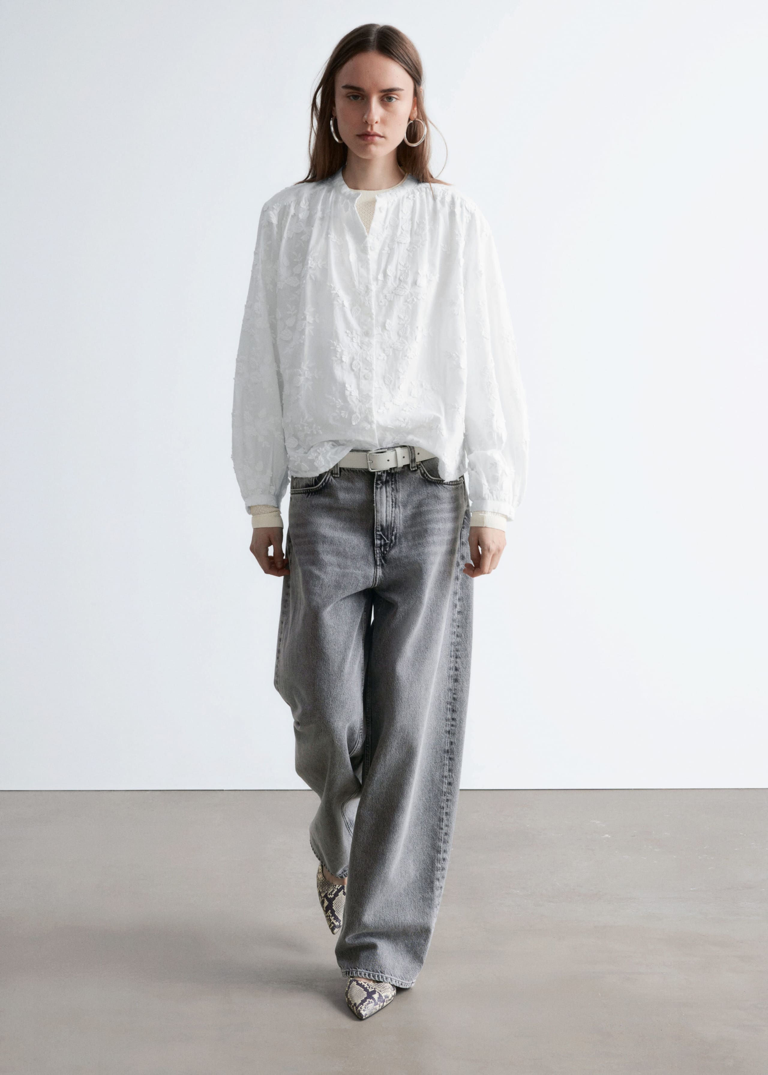 Image of Blusa voluminosa con apliques florales