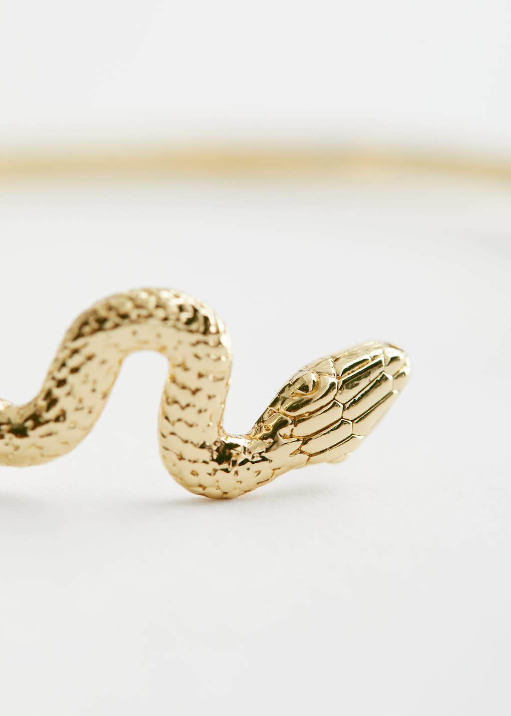 Embossed Snake Cuff Bracelet - {{variantName}} - Descrizione dettagliata