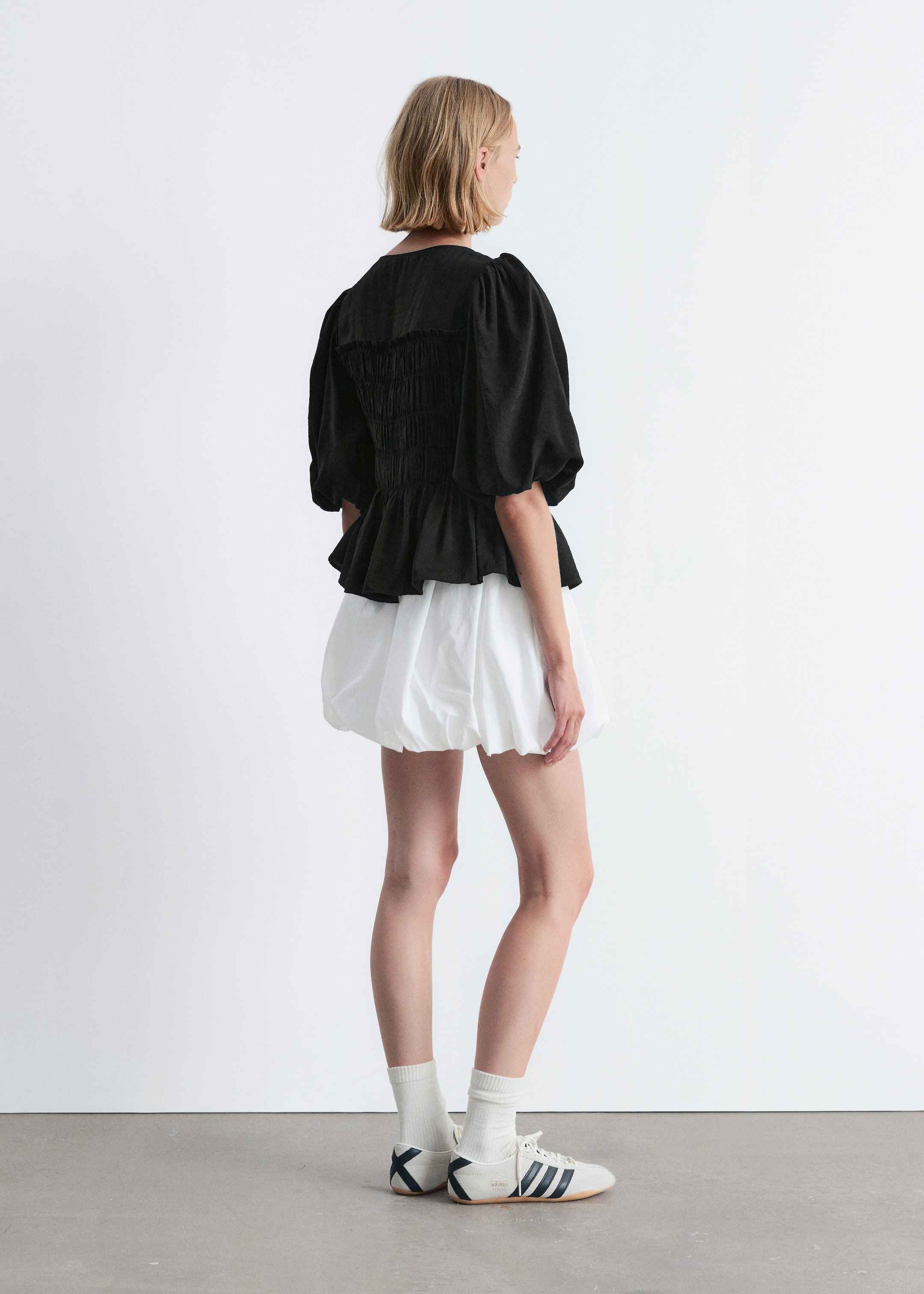 Visa större bild: Smockad blus med puffärm - Svart - DAM | H&M SE 5