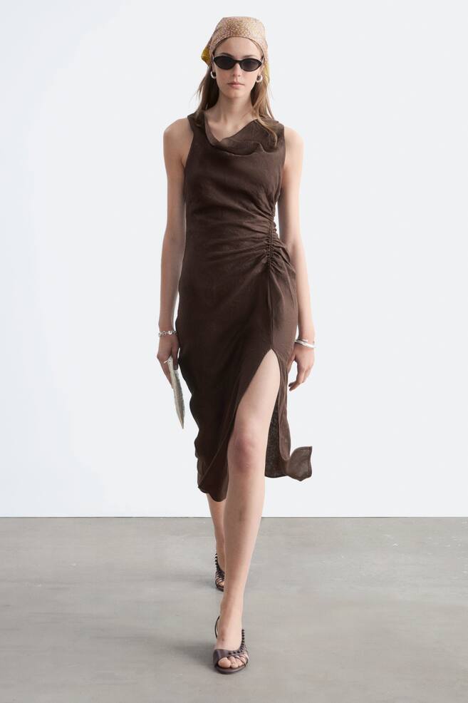 Midikleid aus Leinen mit verdrehtem Träger - Dunkelbraun/Braun - 1