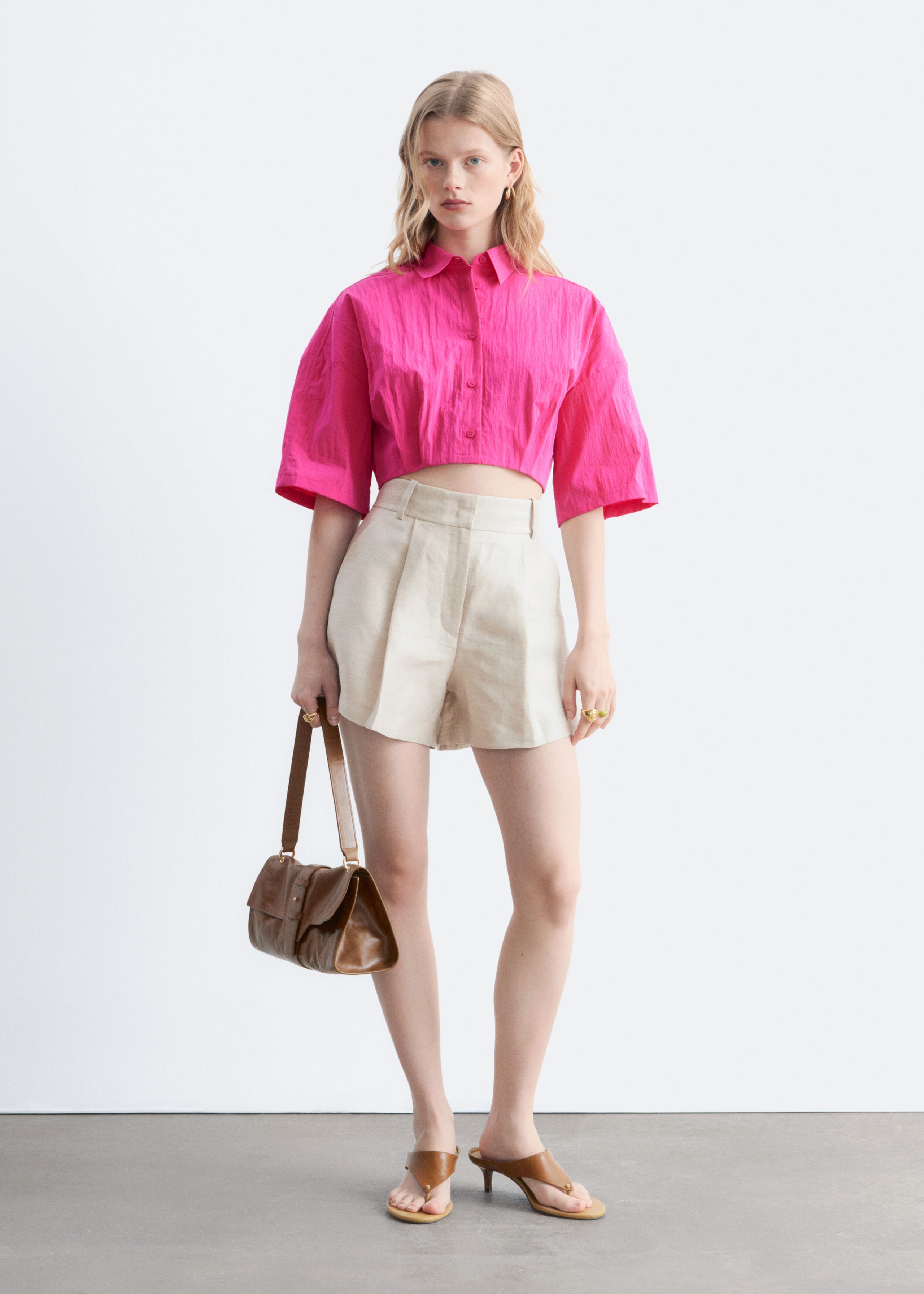 Verkürztes Hemd mit Falten am Saum - Bright Pink - Lookbook