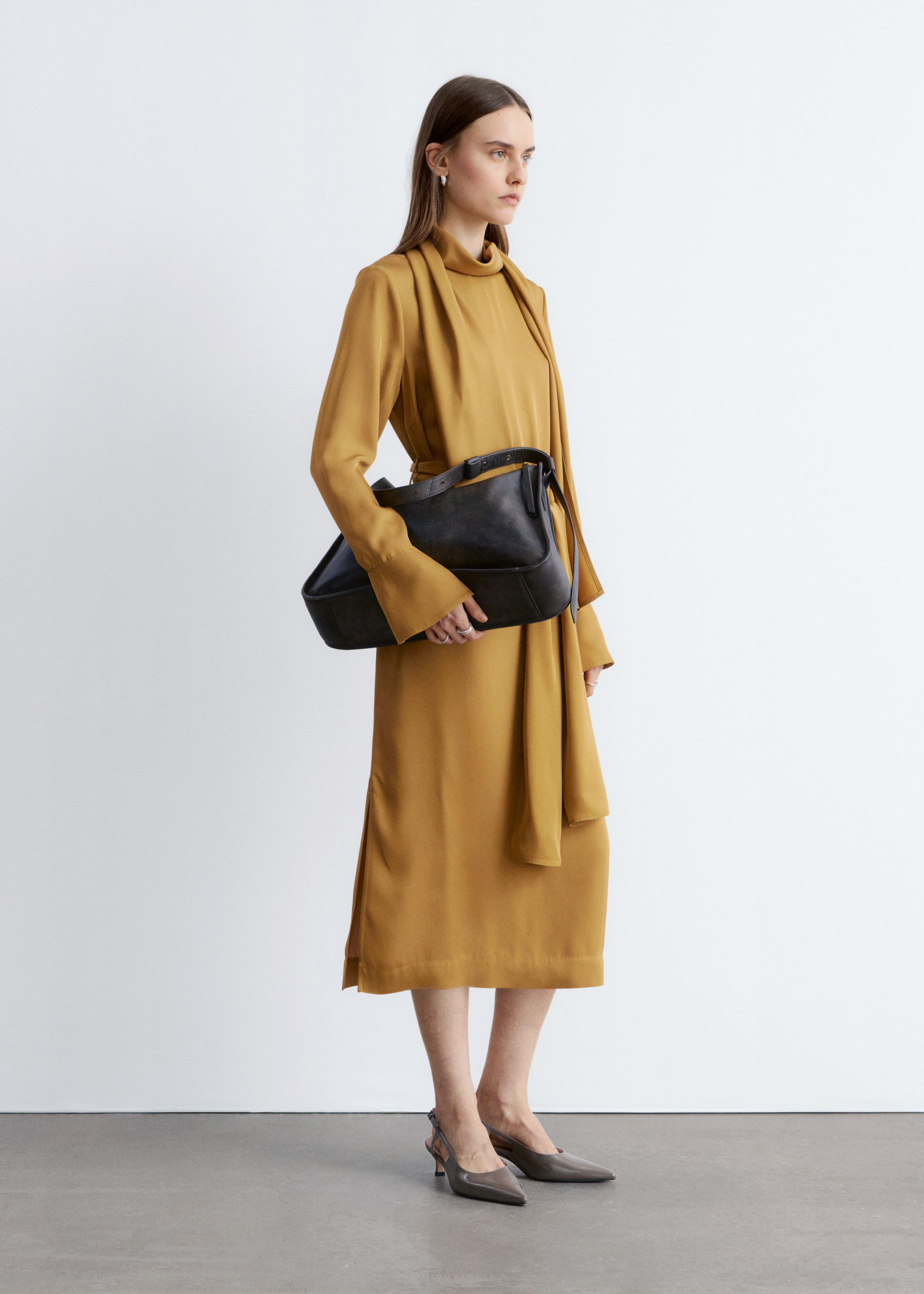 Image of Robe midi à écharpe