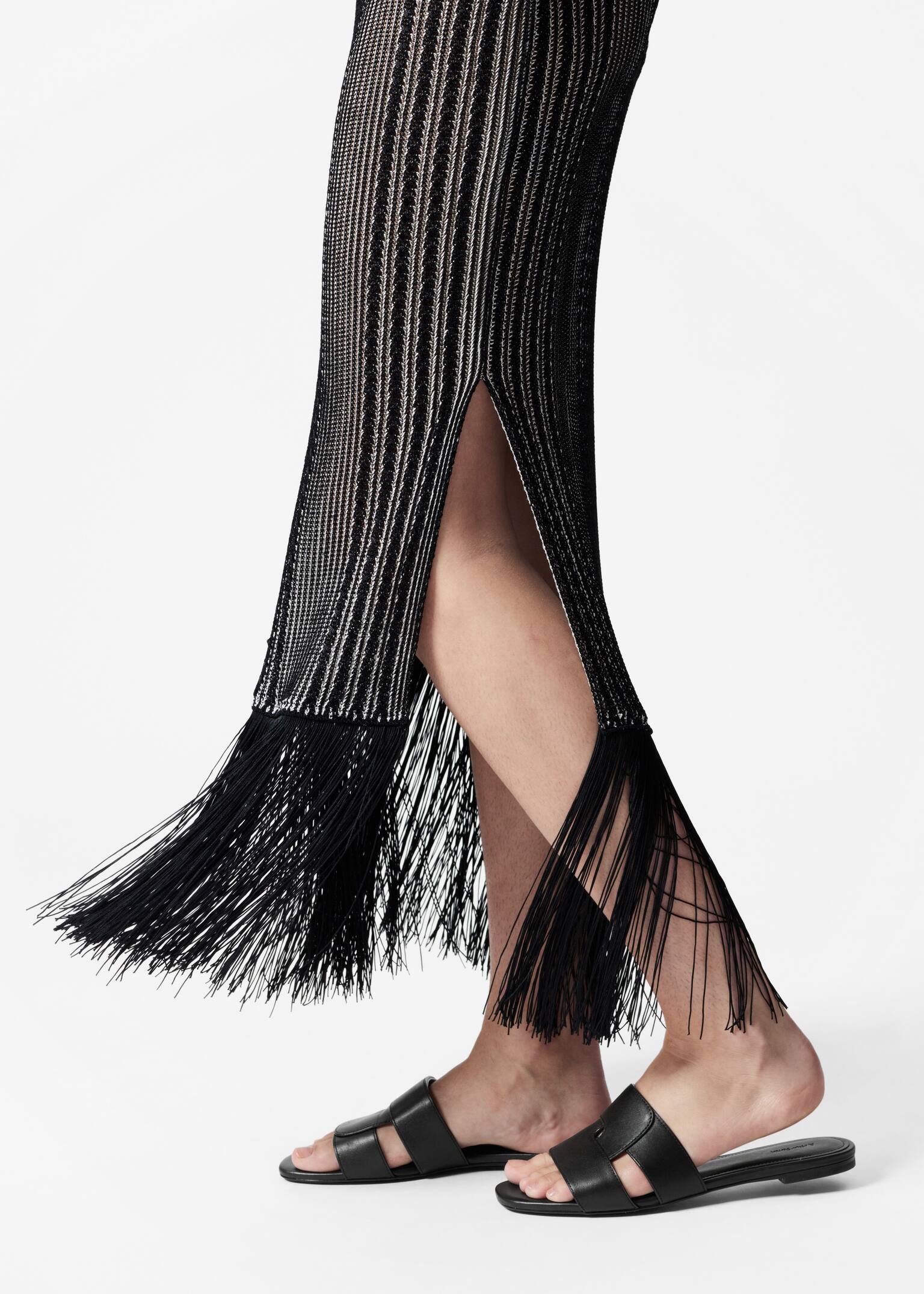Abito midi lavorato a maglia con frange - Nero con motivo a righe - 5