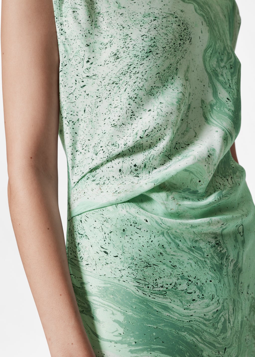 Vestido midi de satén con corte al bies - Verde - Lookbook