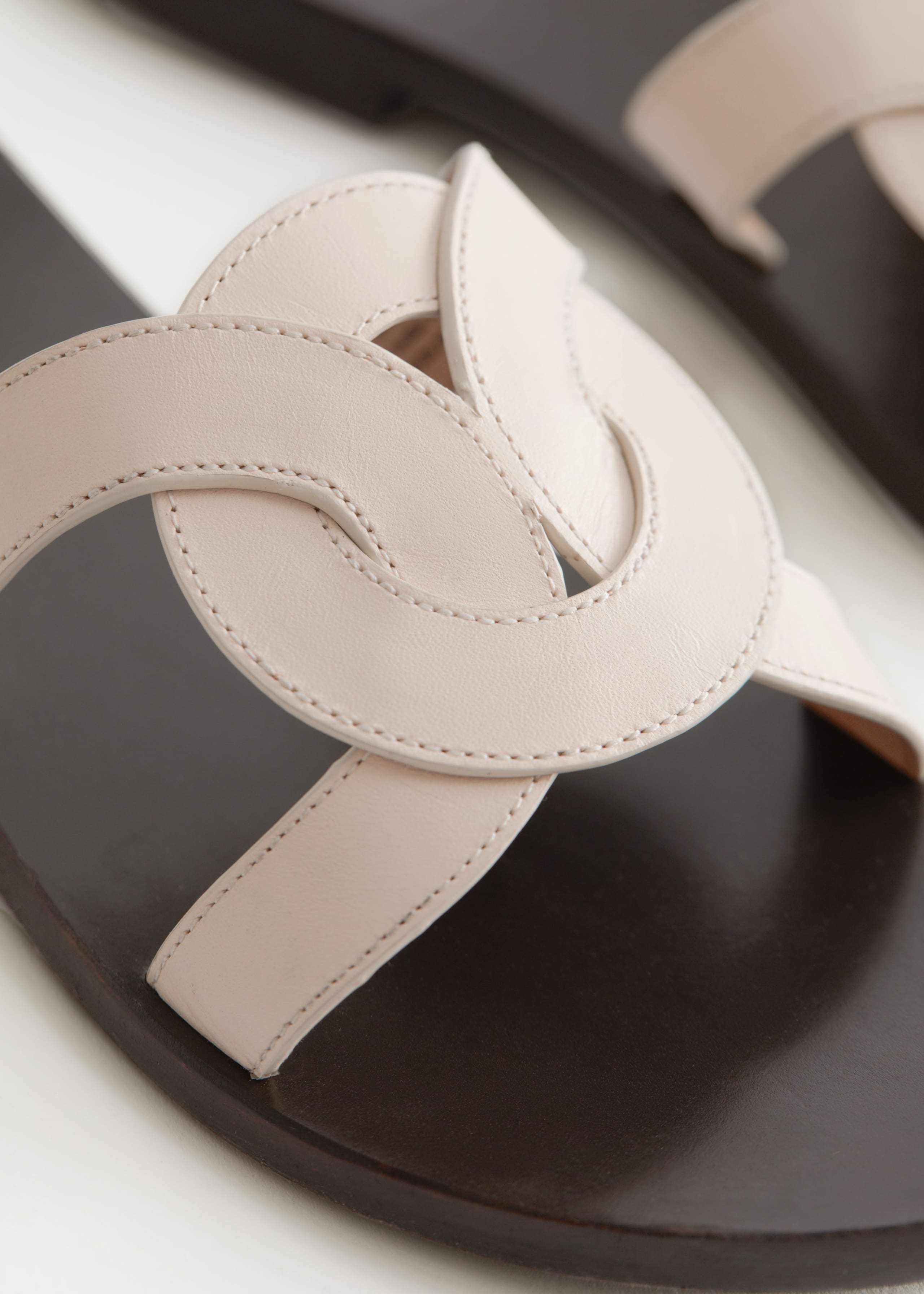 WovenLeatherSandals - {{variantName}} - Detalle descriptivo