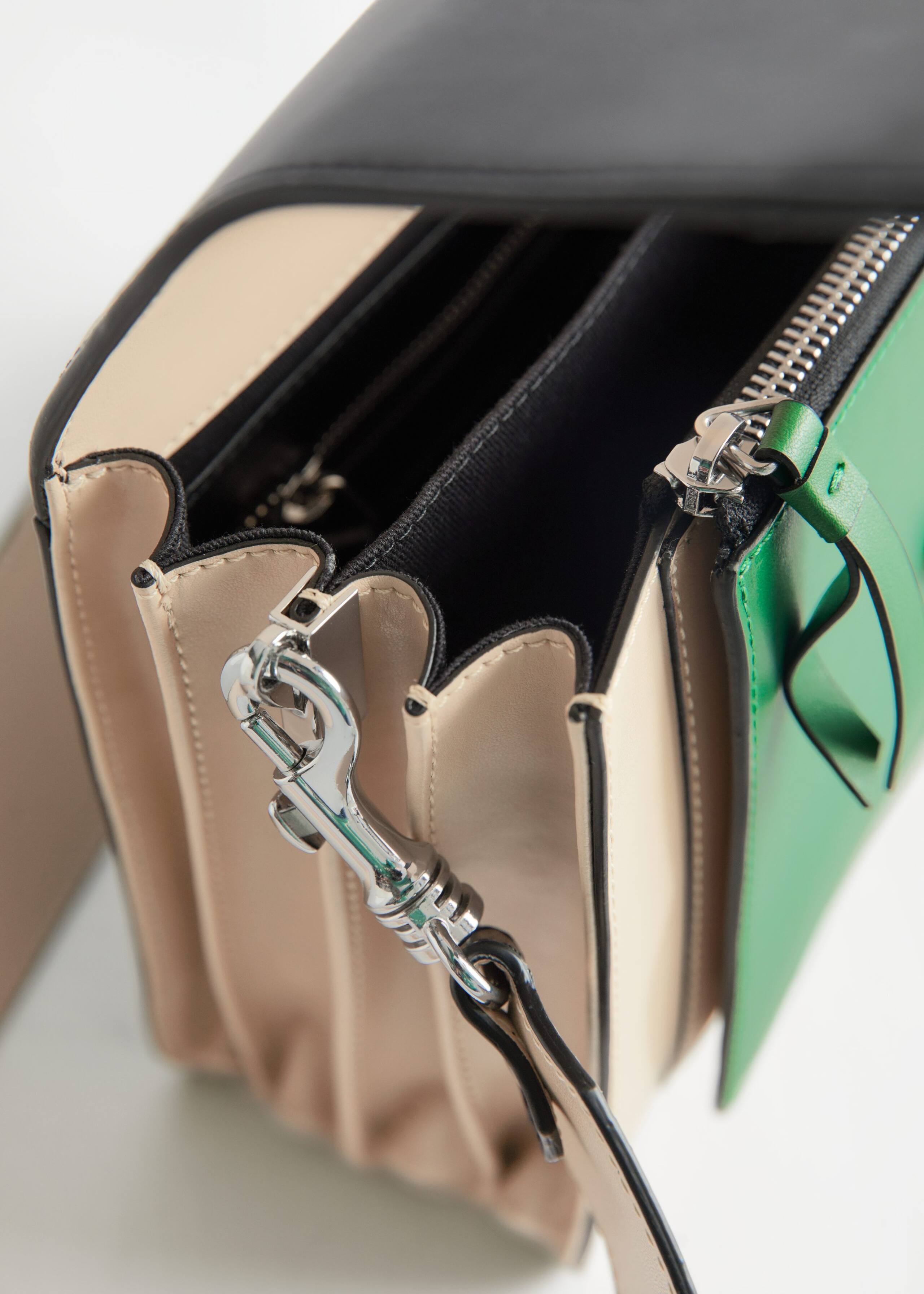 Short Leather Crossbody Bag - {{variantName}} - Descrizione dettagliata