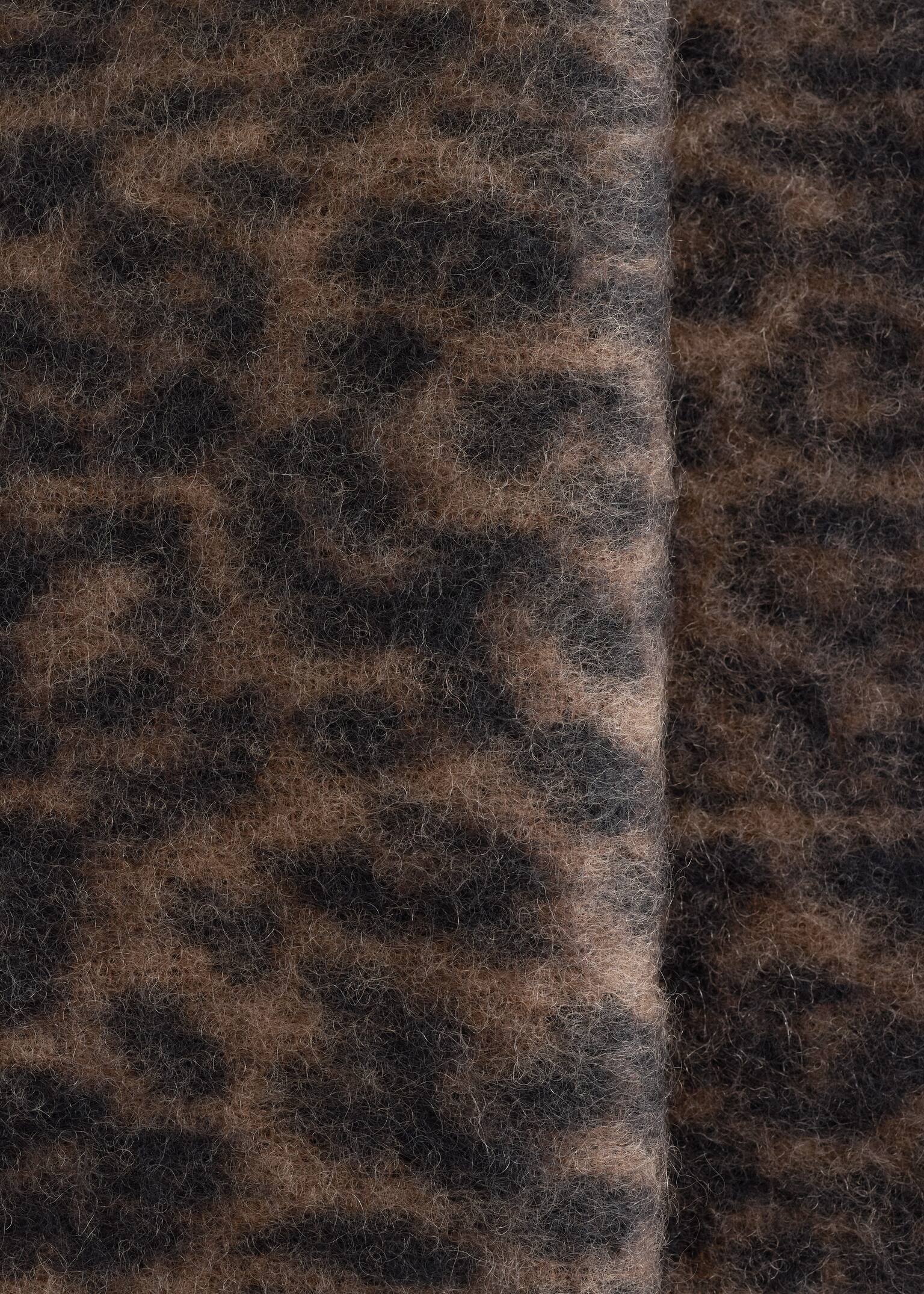 Halsduk i mohairblandning med fransar - Mörkbrun/leopard - 2