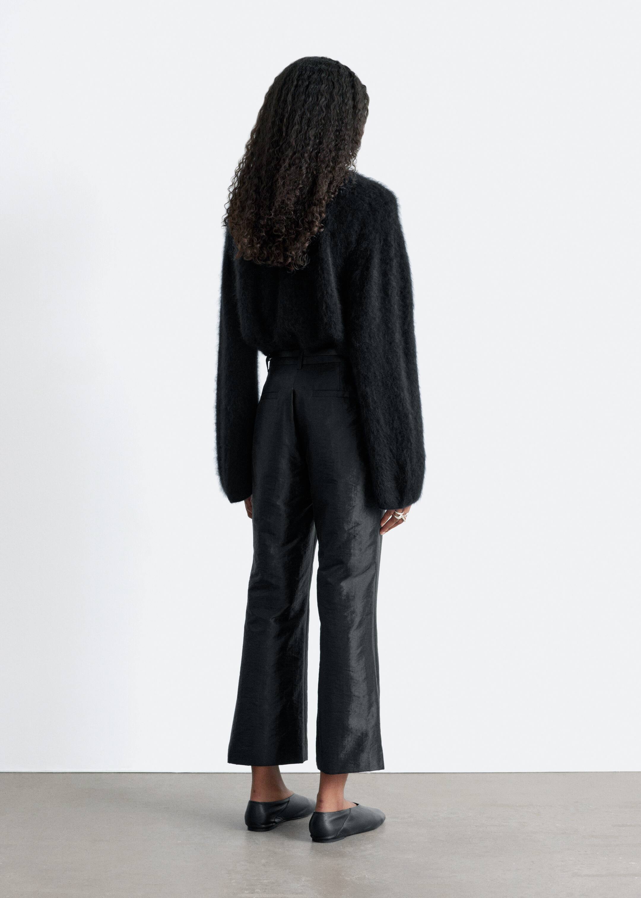 Visualizza immagine più grande: Pantaloni in raso kick-flare - Nero | H&M IT 5