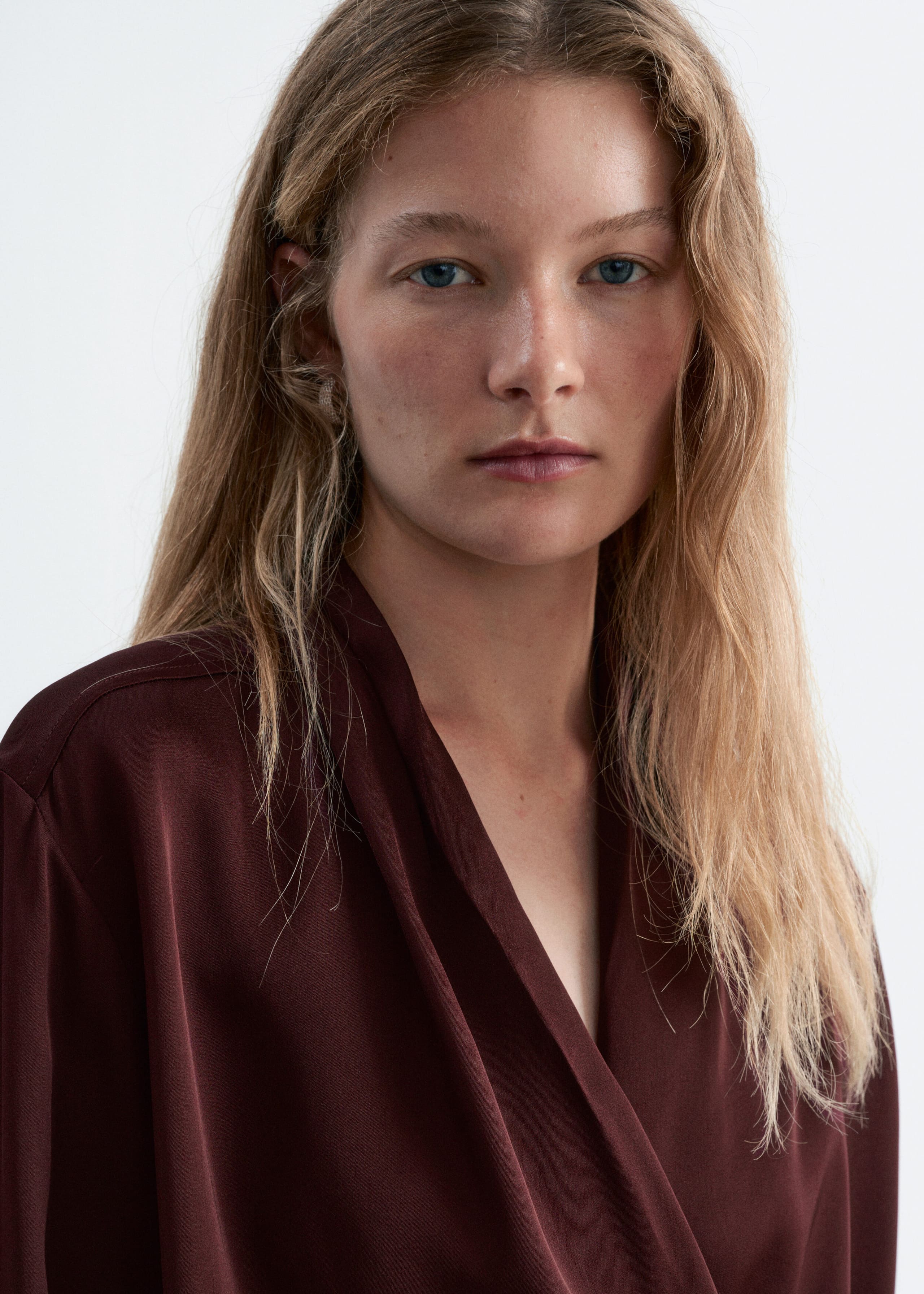 Bedruckte Wickelbluse - Dunkelrot - Lookbook