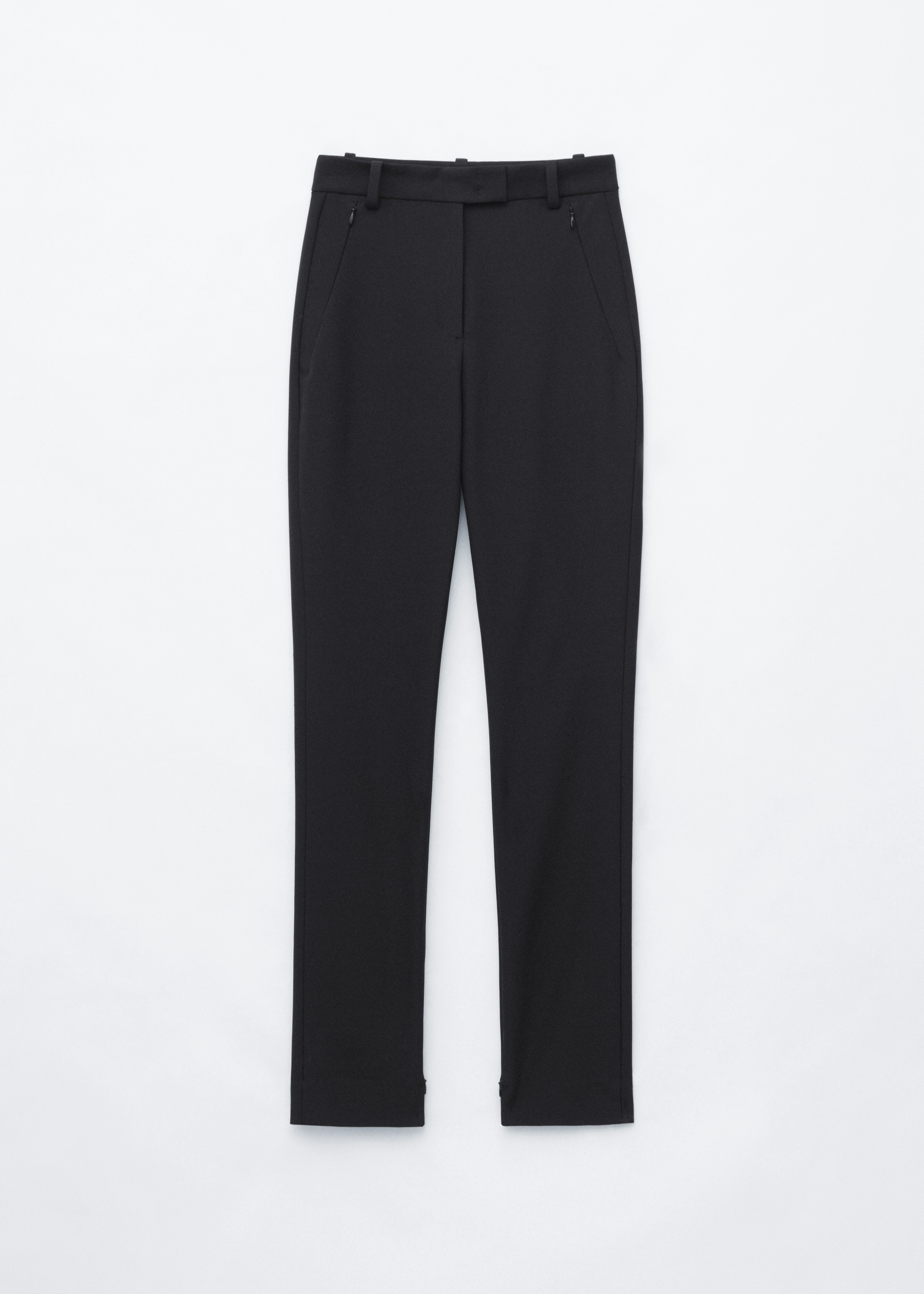 ElÃ¶lrÅl lÃ¡thatÃ³, slim fit fazonÃº fekete nadrÃ¡g, cipzÃ¡ras oldalzsebekkel, Ã¶vbÃºjtatÃ³kkal Ã©s az alsÃ³ szegÃ©ly belsÅ varratÃ¡n elhelyezett cipzÃ¡rakkal, amelyek finom lÃ¡bszÃ¡rnyÃ­lÃ¡sokat hoznak lÃ©tre. A nadrÃ¡got betÅ±rt, hosszÃº ujjÃº lila blÃºzzal Ã©s fekete magassarkÃºval kombinÃ¡ltÃ¡k, hogy kiemeljÃ©k a hasÃ­tott szegÃ©ly kialakÃ­tÃ¡sÃ¡t.