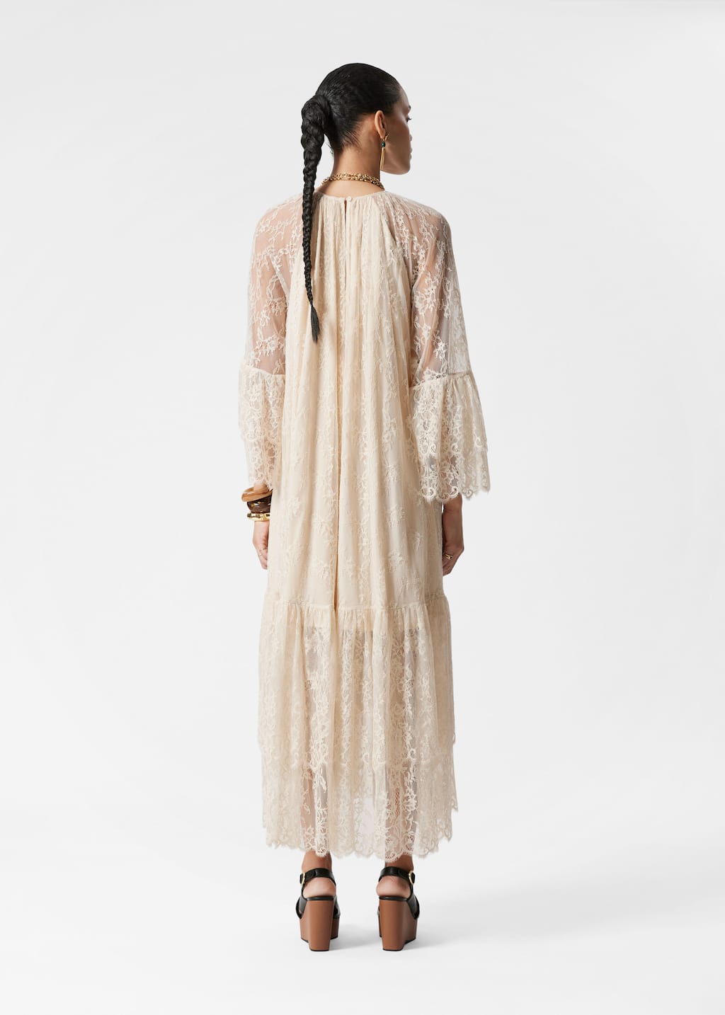 Robe longue en dentelle volantée - Couleur crème - Lookbook