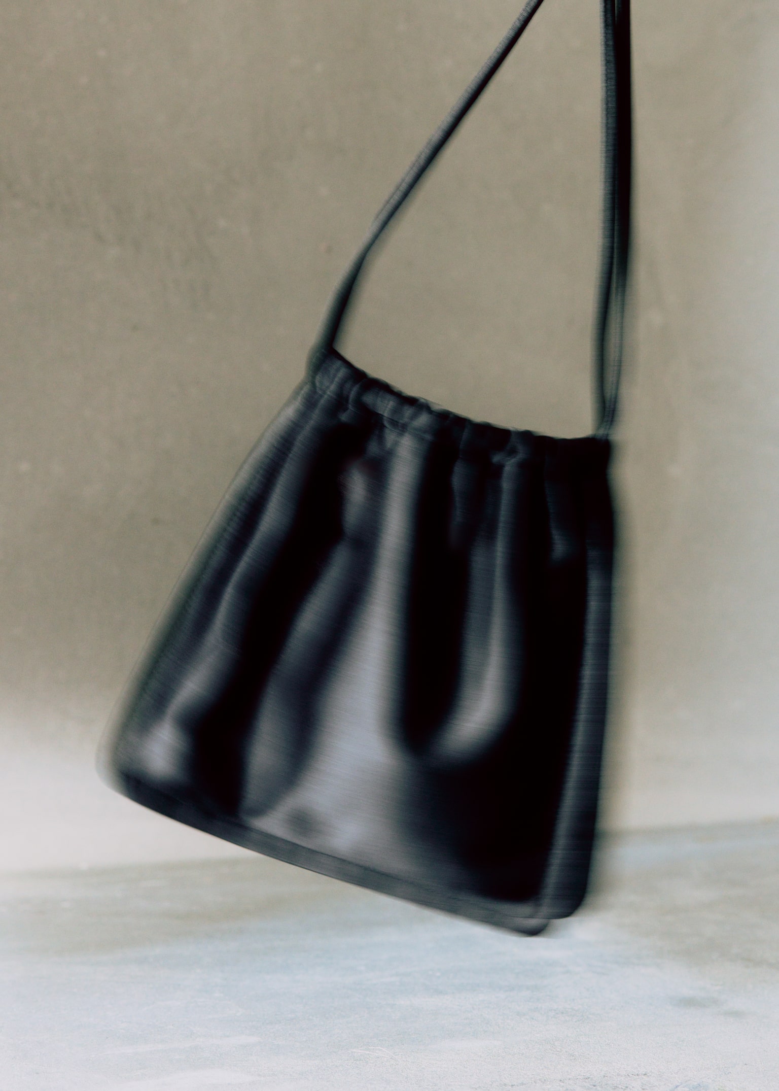 Saténová taška so sťahovacou šnúrkou - Čierny/Greige - 6