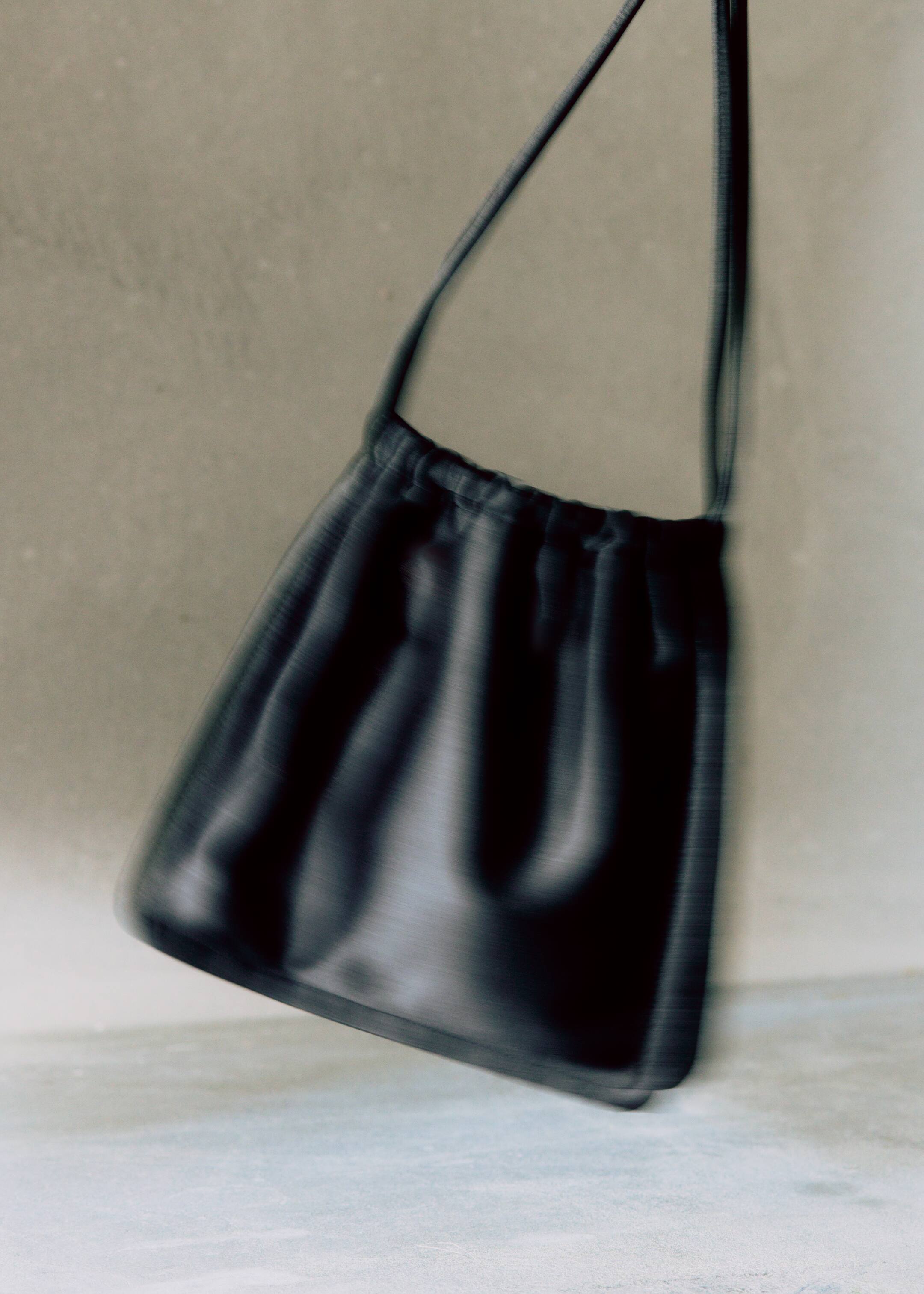 Größeres Bild ansehen: Tasche aus Satin mit Kordelzug - Schwarz - Ladies | H&M DE 2