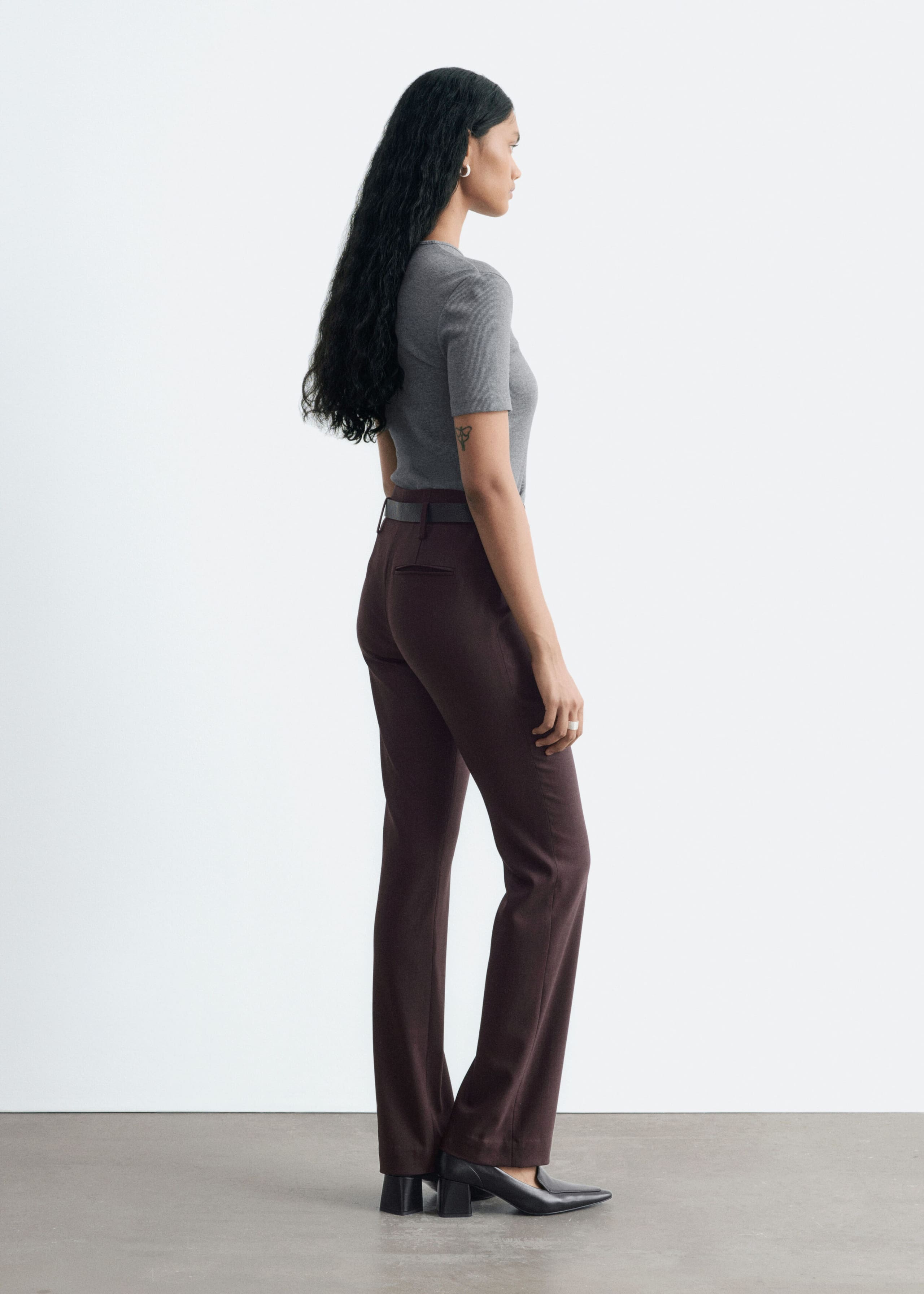 Schmal geschnittene Hose - Dunkelbraun - Lookbook