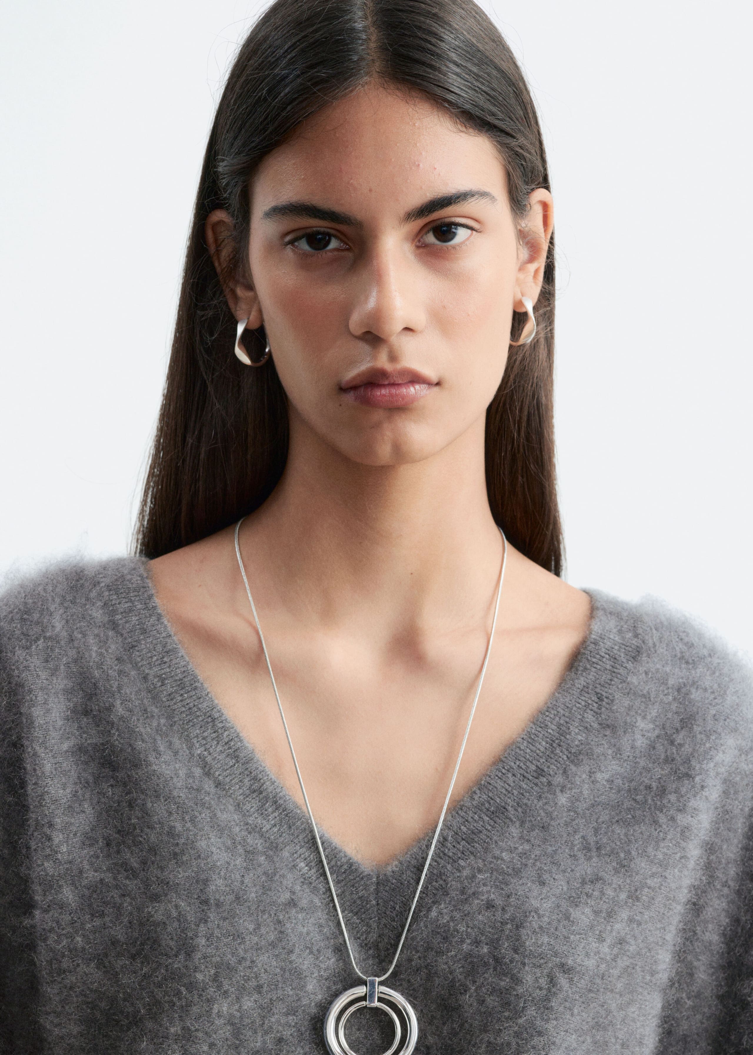 Borstad kashmirtröja med v-ringning – Grå – lookbook
