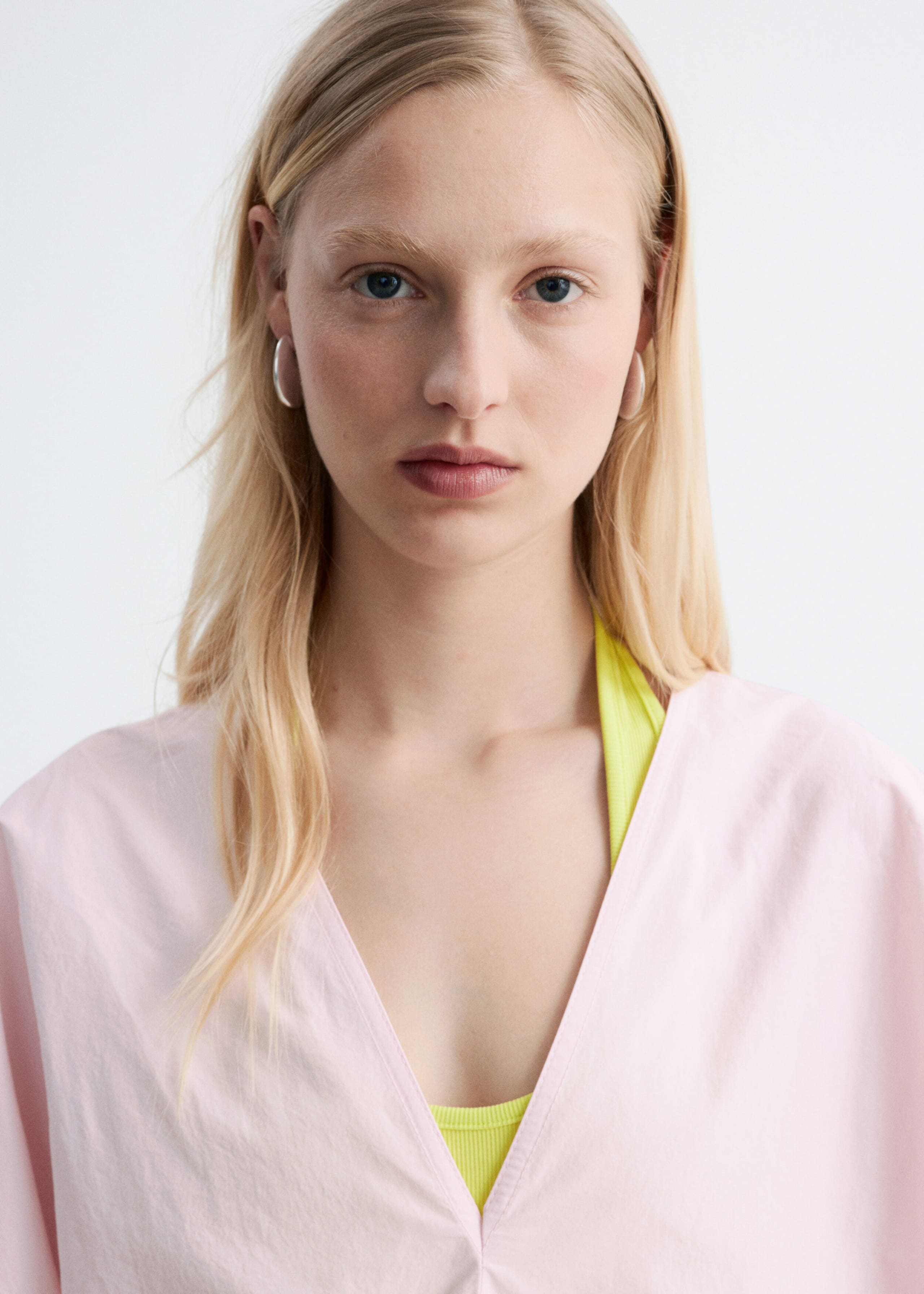 Image of Blouse sculpturale à col en V en coton