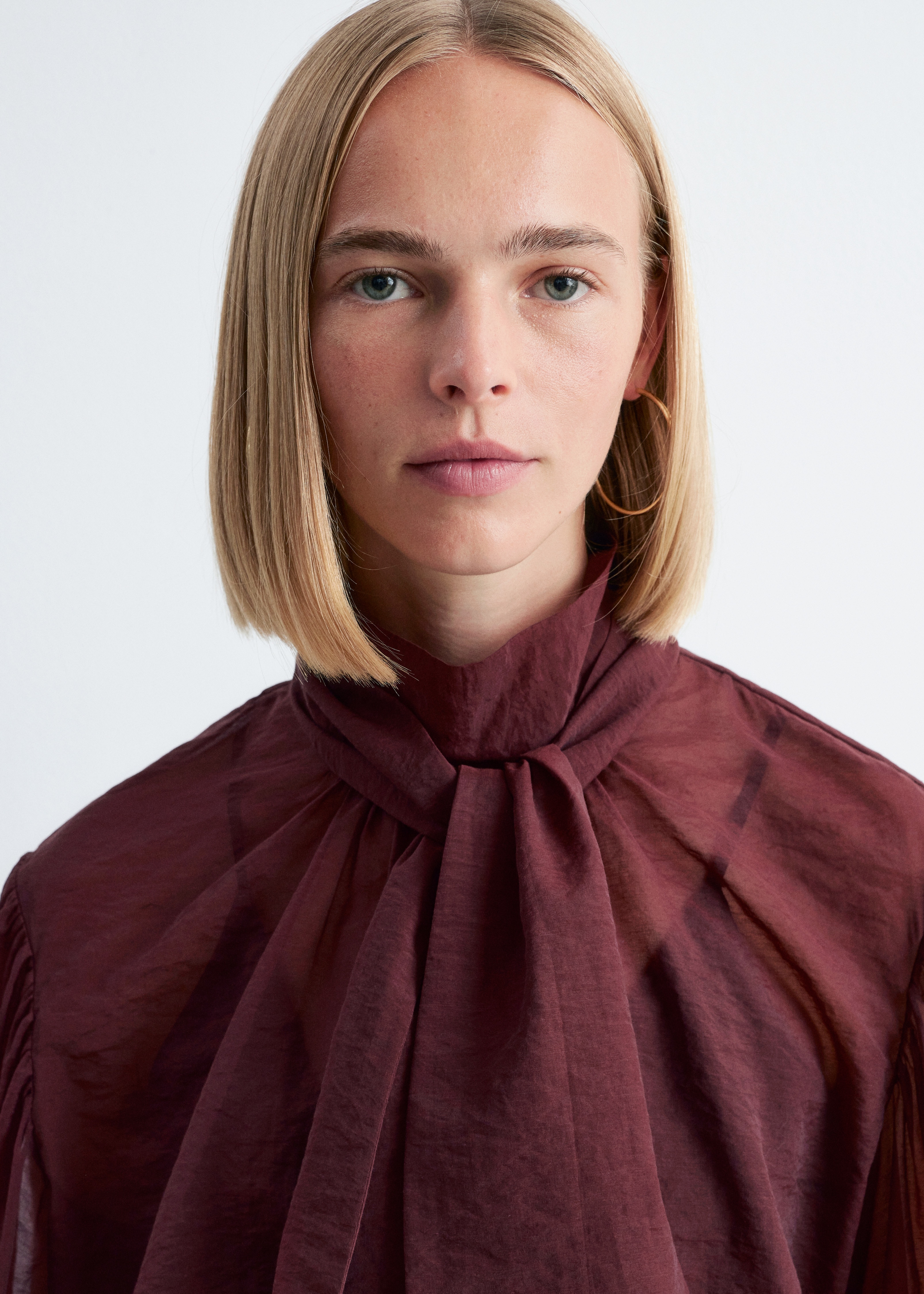 Bluse mit Puffärmeln und Schleifendetail - Weinrot/Beige