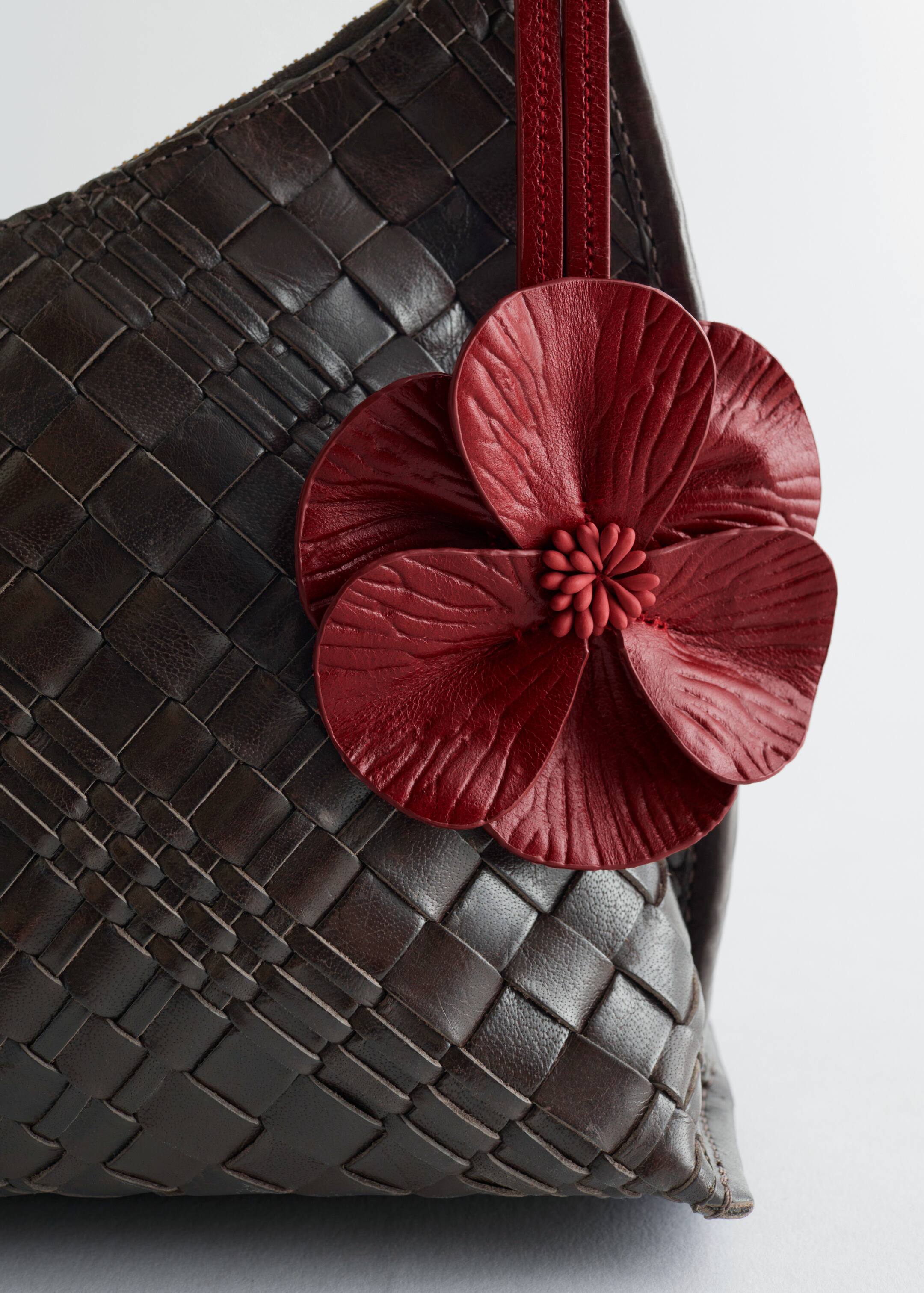 Visa större bild: Väsksmycke med blomma - Mörkröd - DAM | H&M SE 2