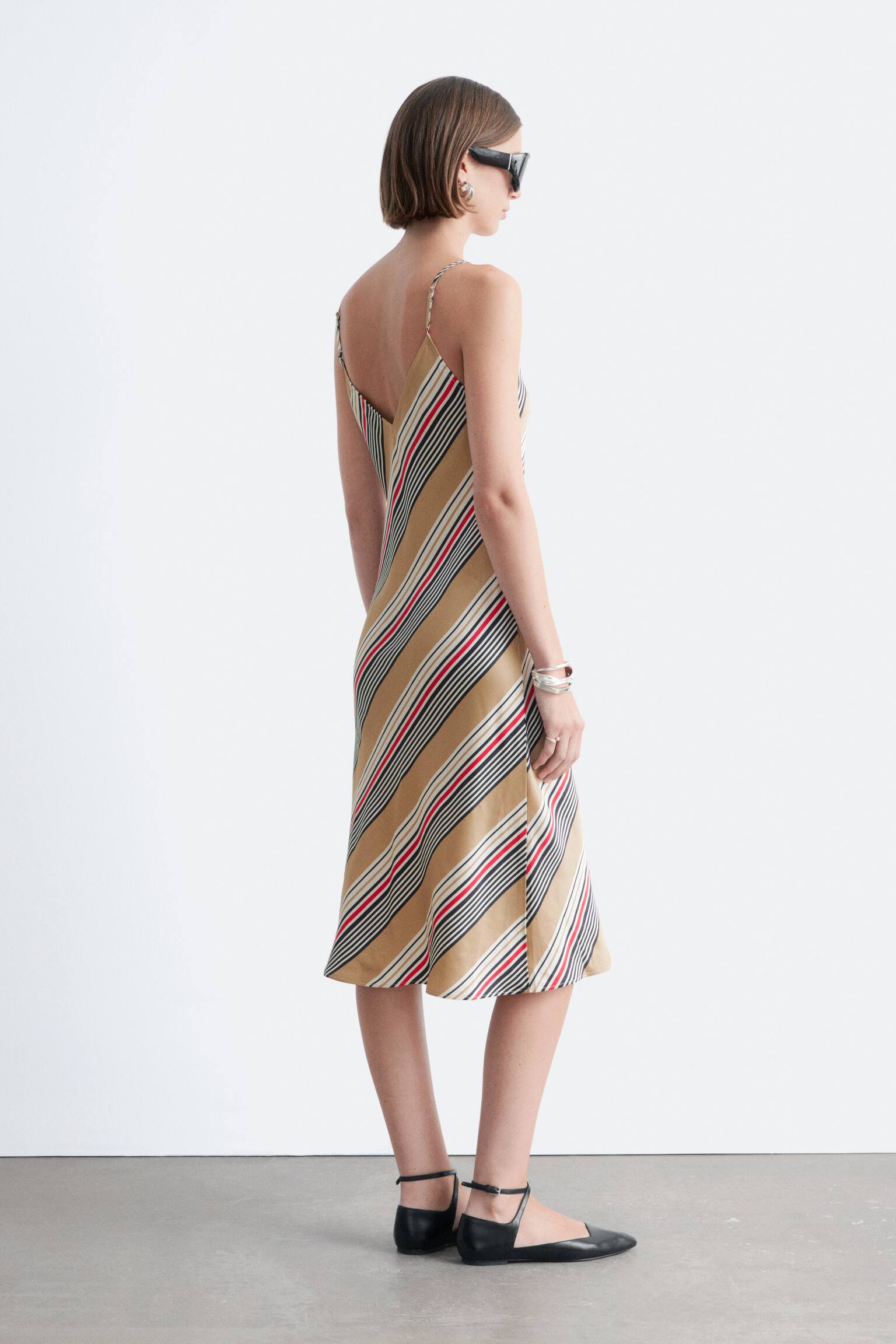 Halflange satijnen slipdress - Beige/grafische strepen - 6