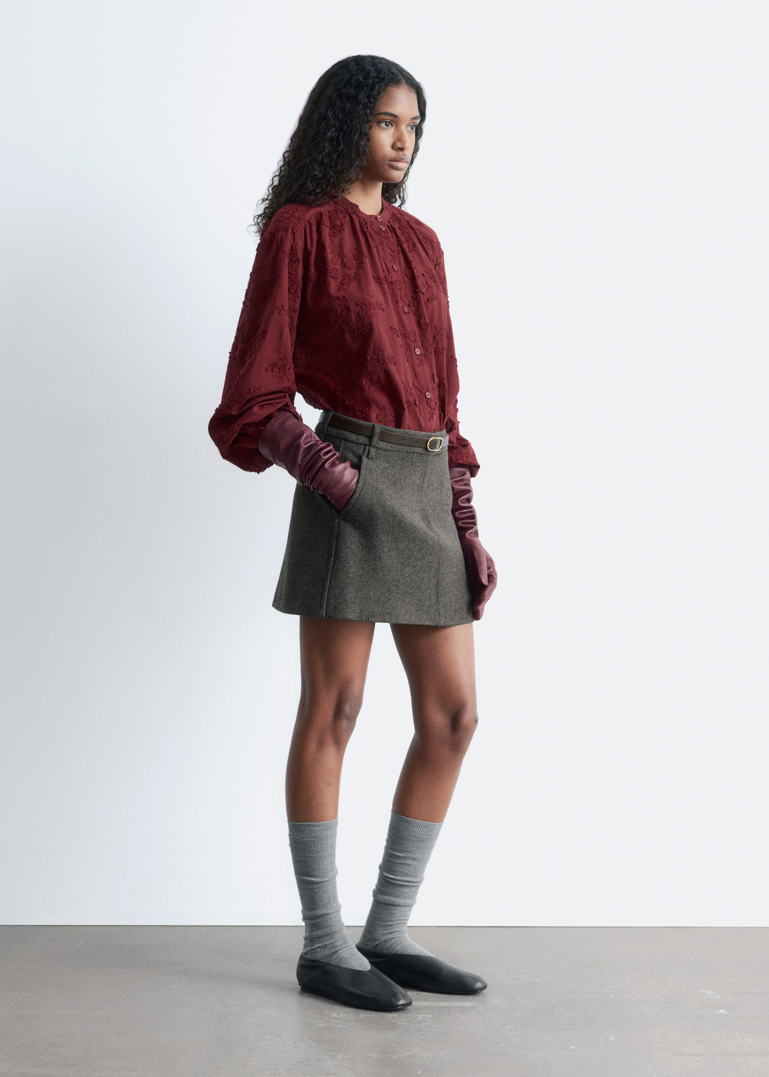 i am official／ gather volume blouse IVHL]Silky matte tie blouse