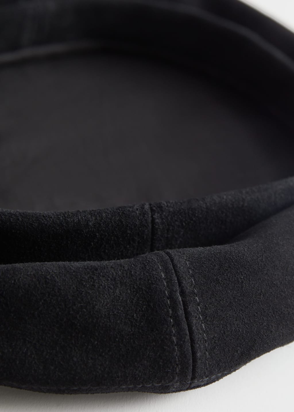 Suede Beret - {{variantName}} - Detalle descriptivo