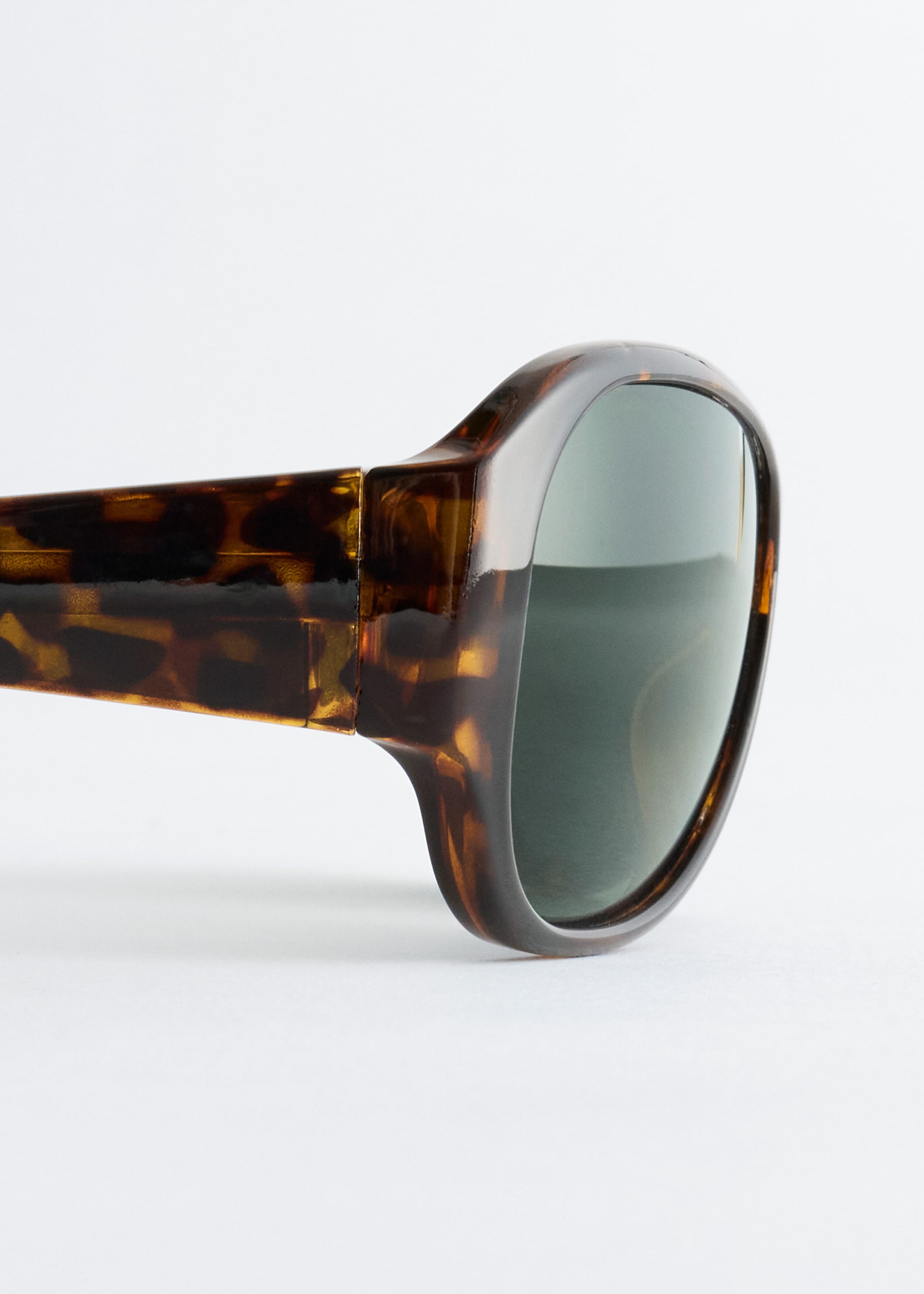 Oversized Curved Sunglasses - {{variantName}} - Descriptive Detail