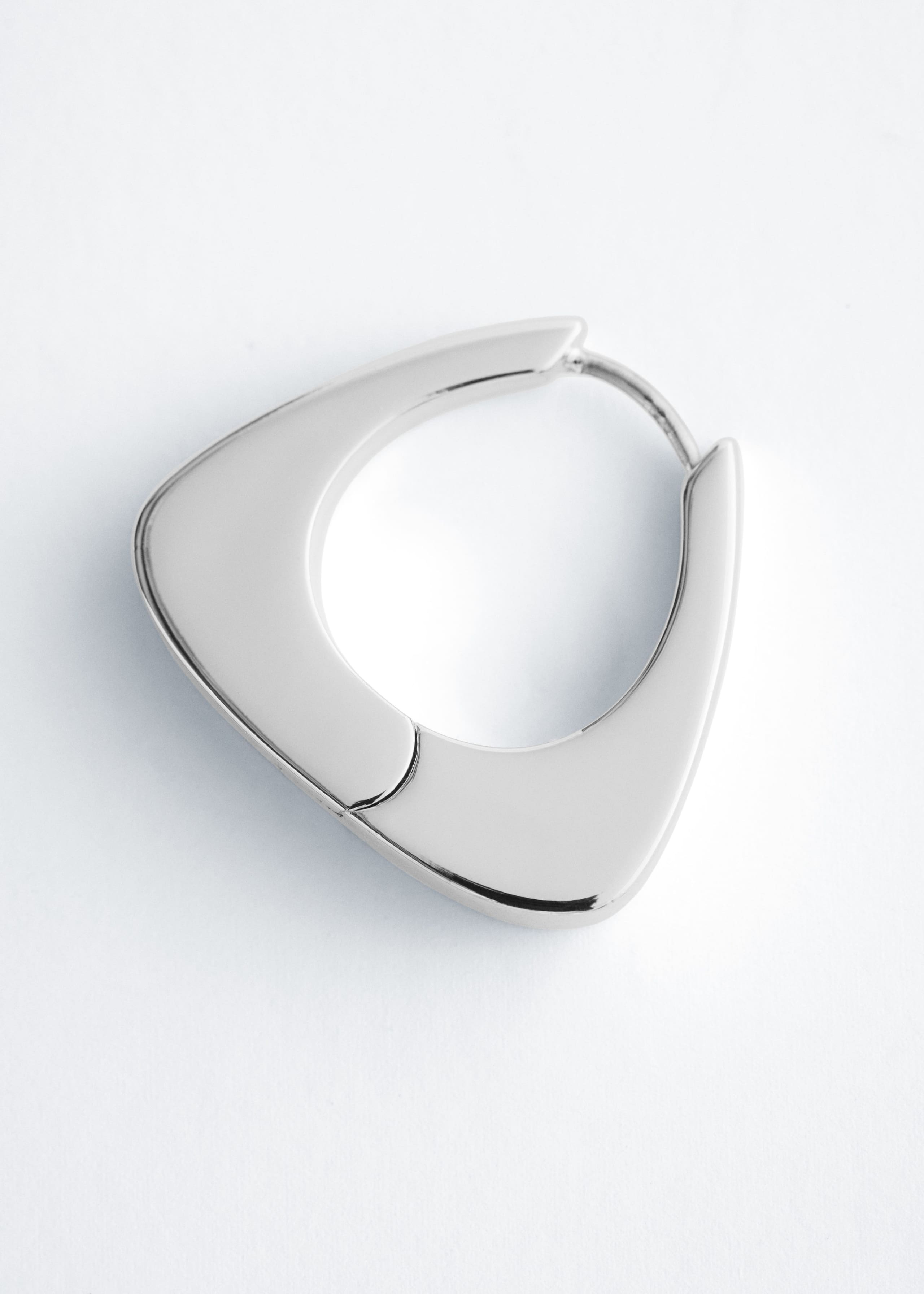 Markante dreieckige Creolen - Silber - Stillleben