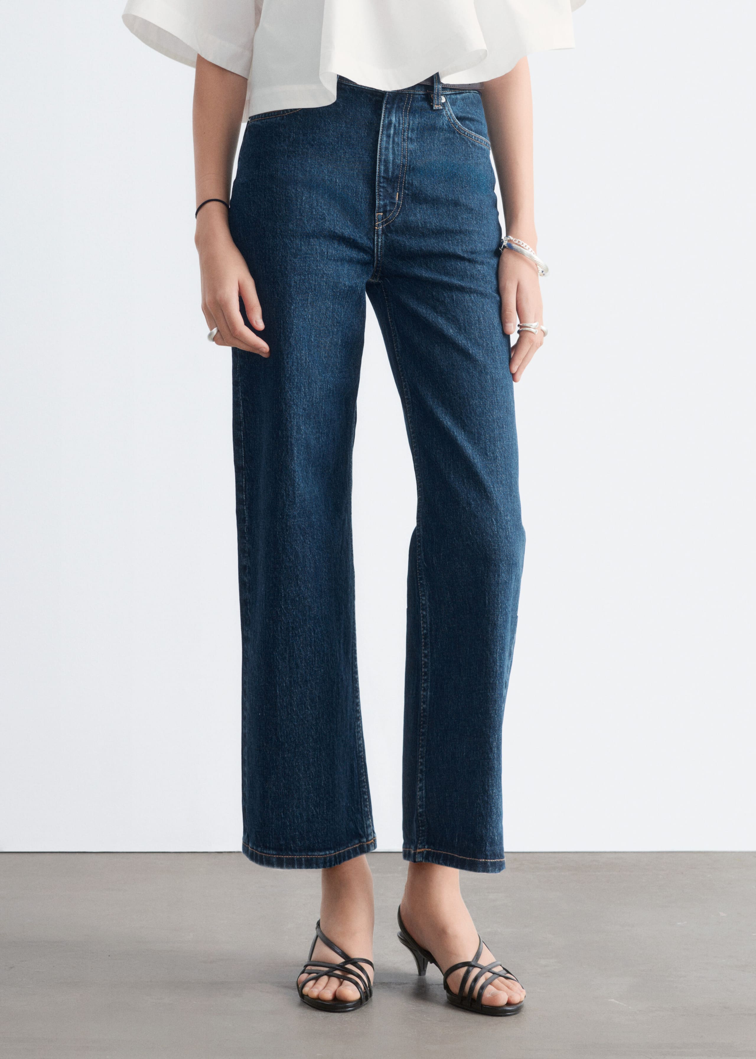 Croppade jeans med vida ben – Mellanblå – stilleben