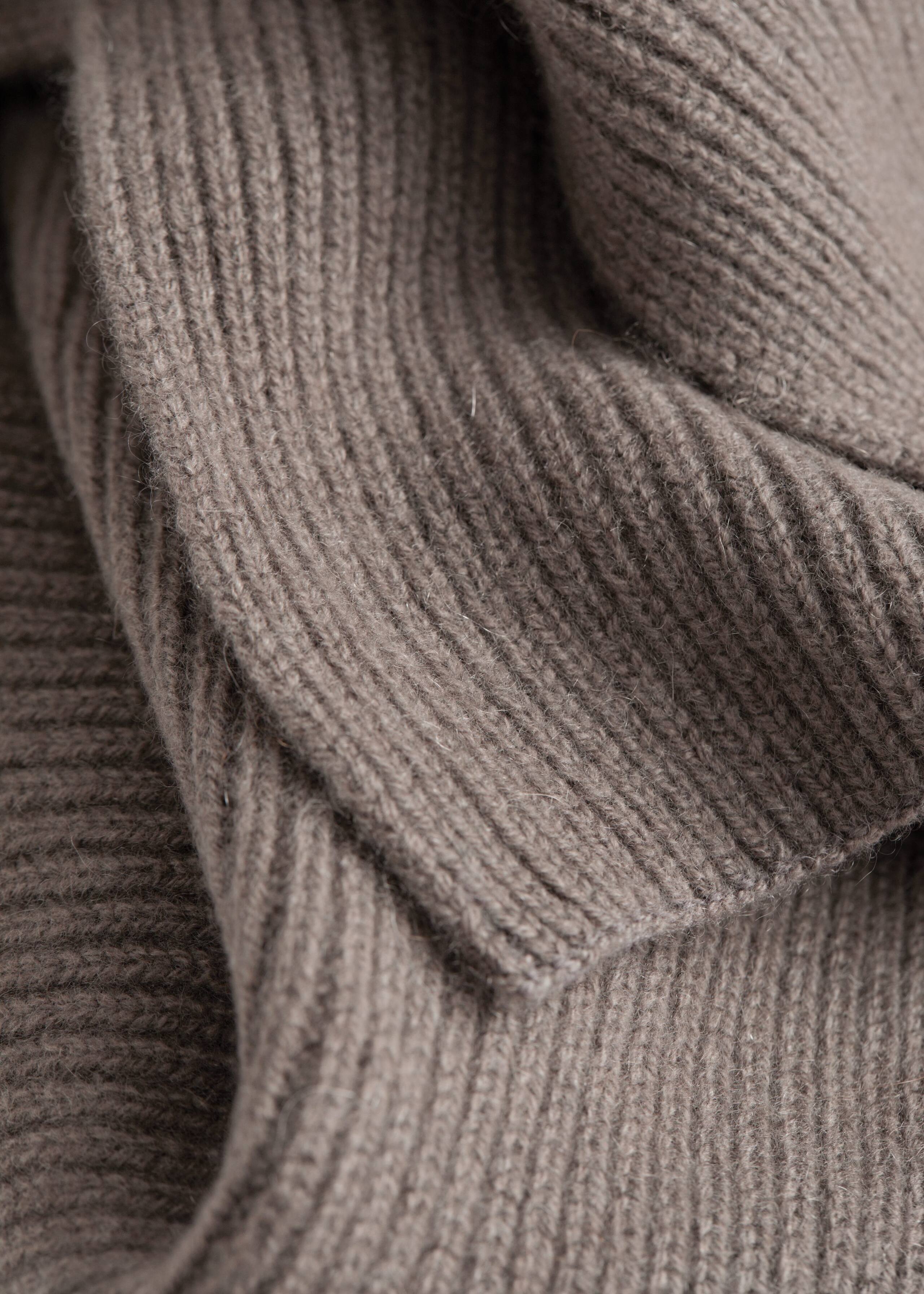 Cashmere Ribbed Knit Scarf - {{variantName}} - Descriptive Detail