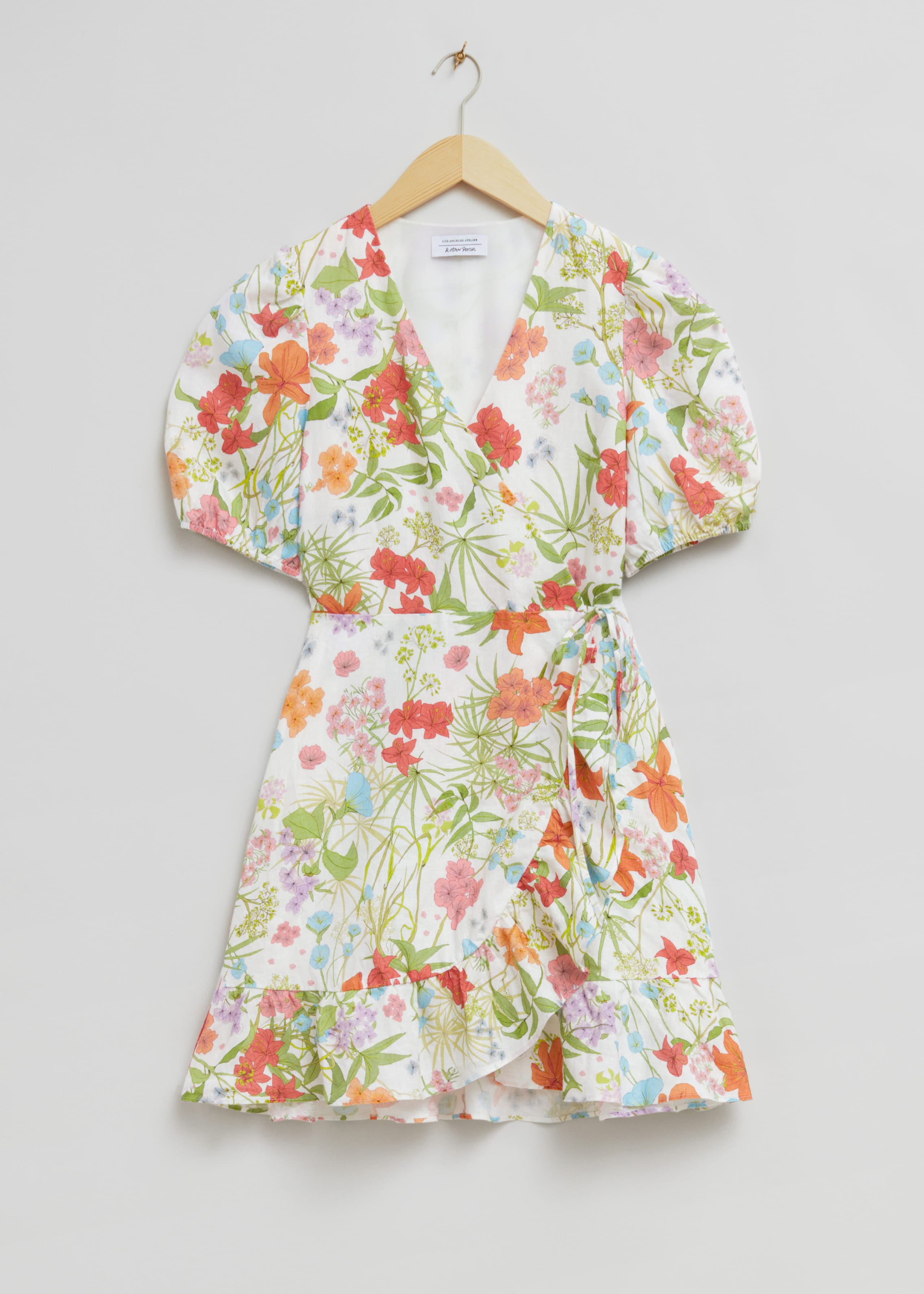 Miniklänning i linne med omlott – Vitt blommönster – stilleben