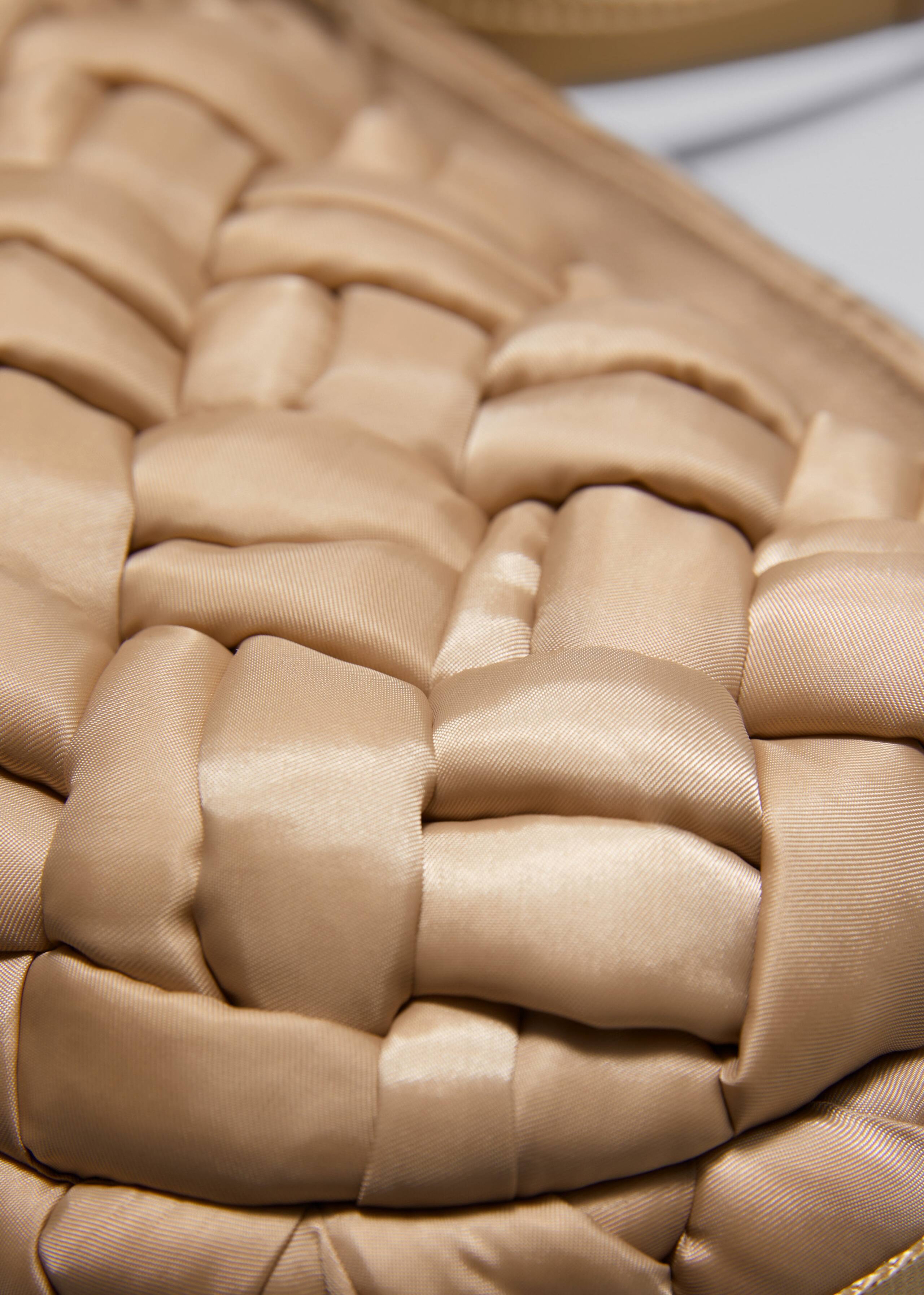 Geflochtene Schultertasche aus Nylon - {{variantName}} - Beschreibendes Detail
