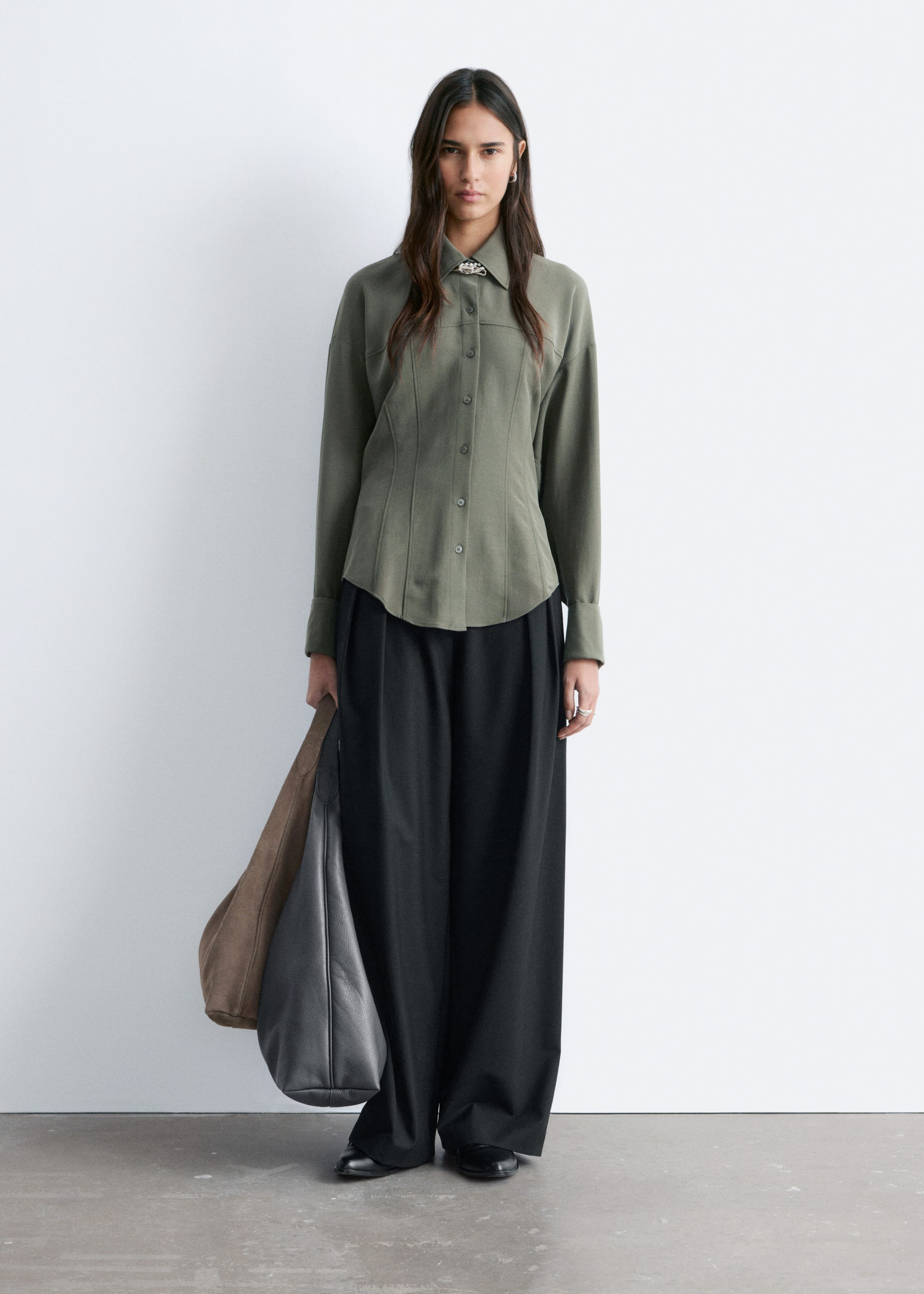 Camicia affusolata con maniche a palloncino - Verde kaki scuro - Lookbook