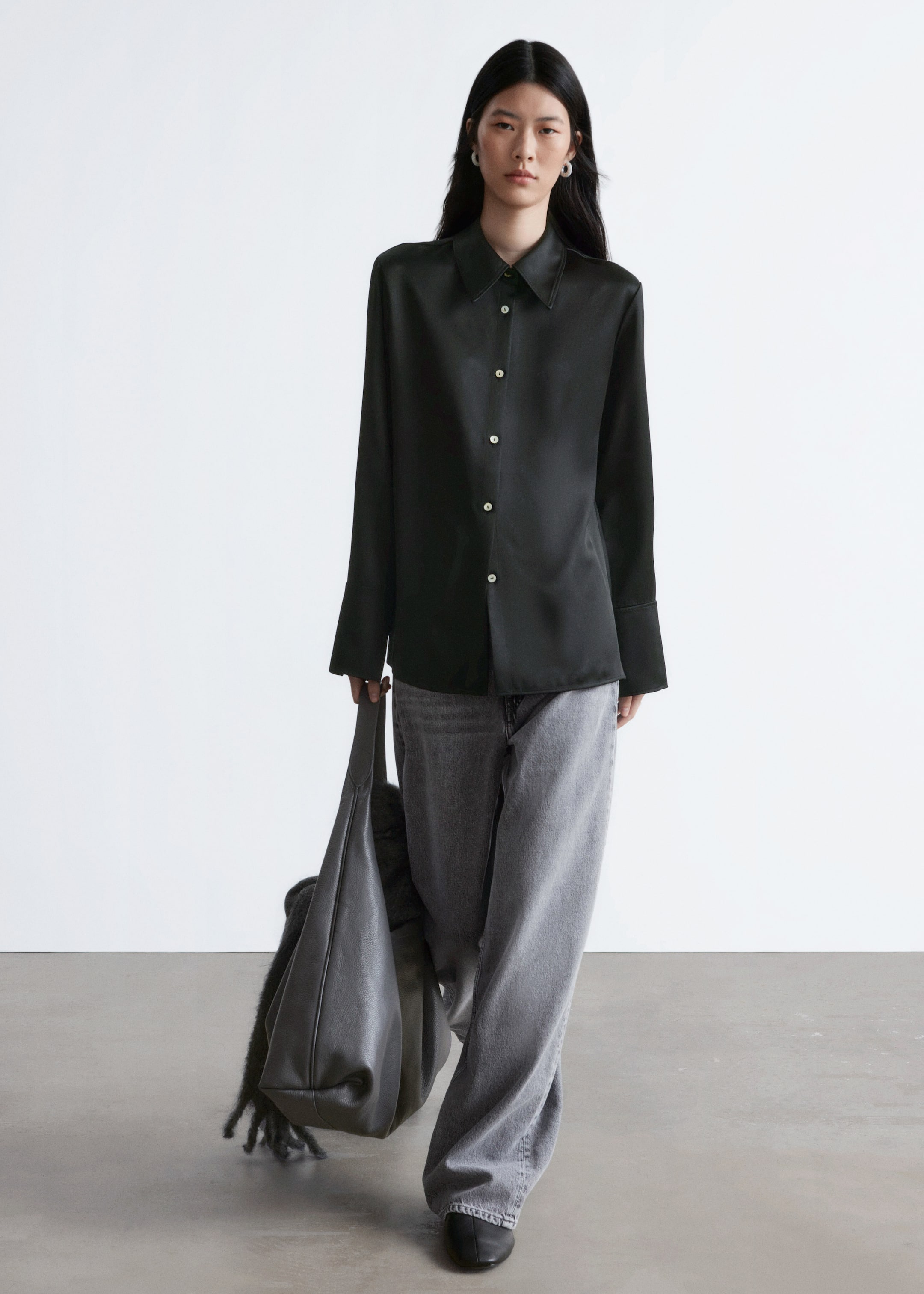 Visa större bild: Skjorta i satin - Svart - DAM | H&M SE 2