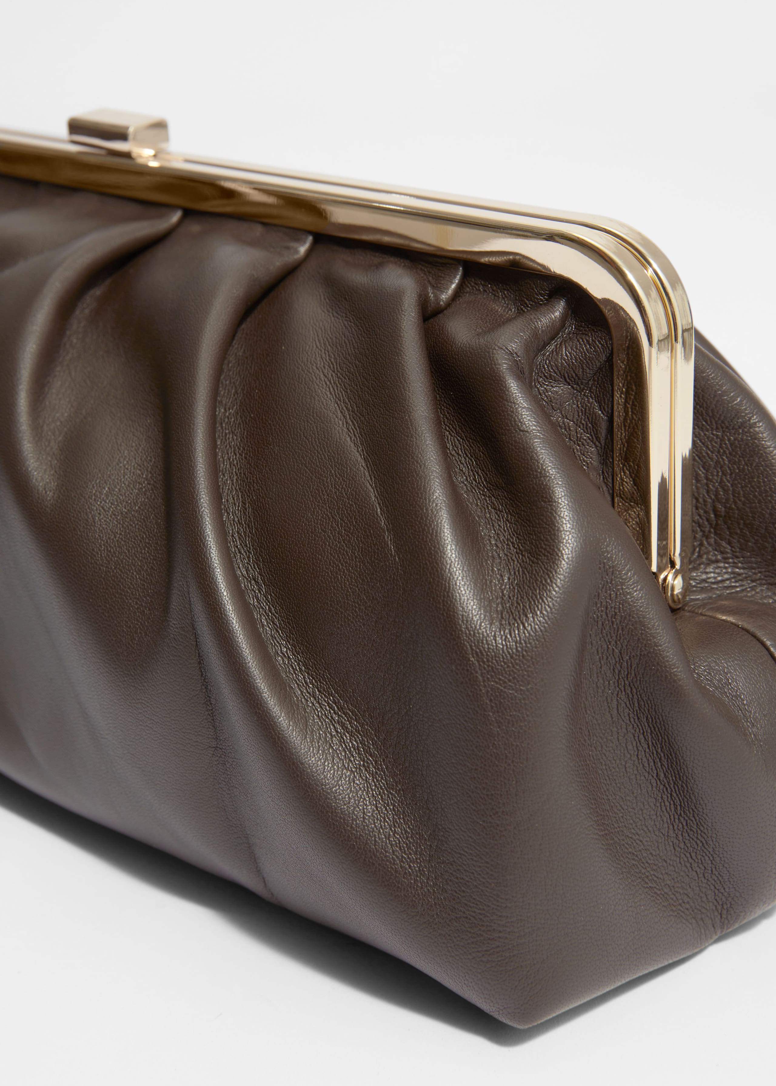Pochette classique en cuir - {{variantName}} - Descriptive Detail