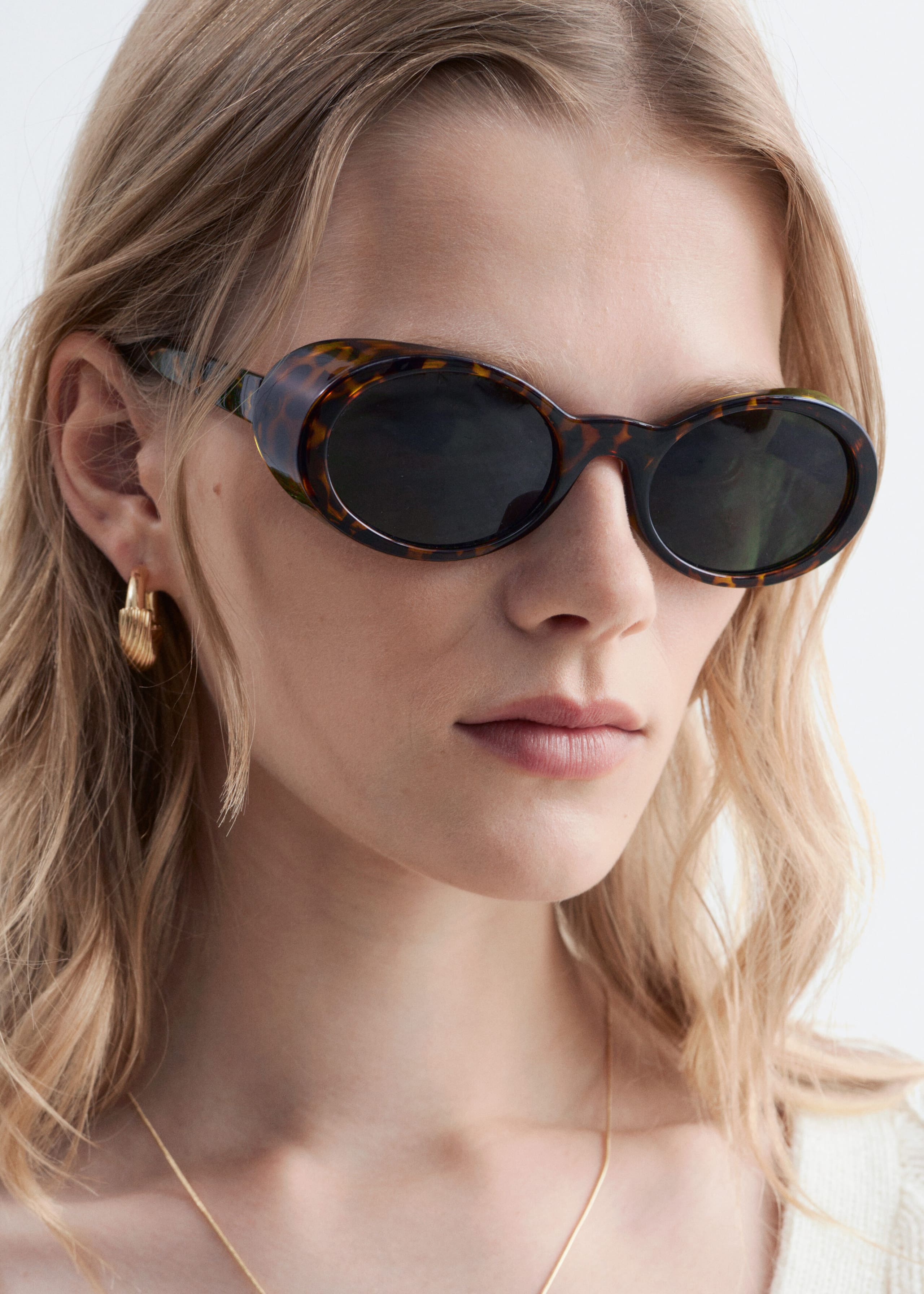 Ovala solglasögon – Svart – lookbook