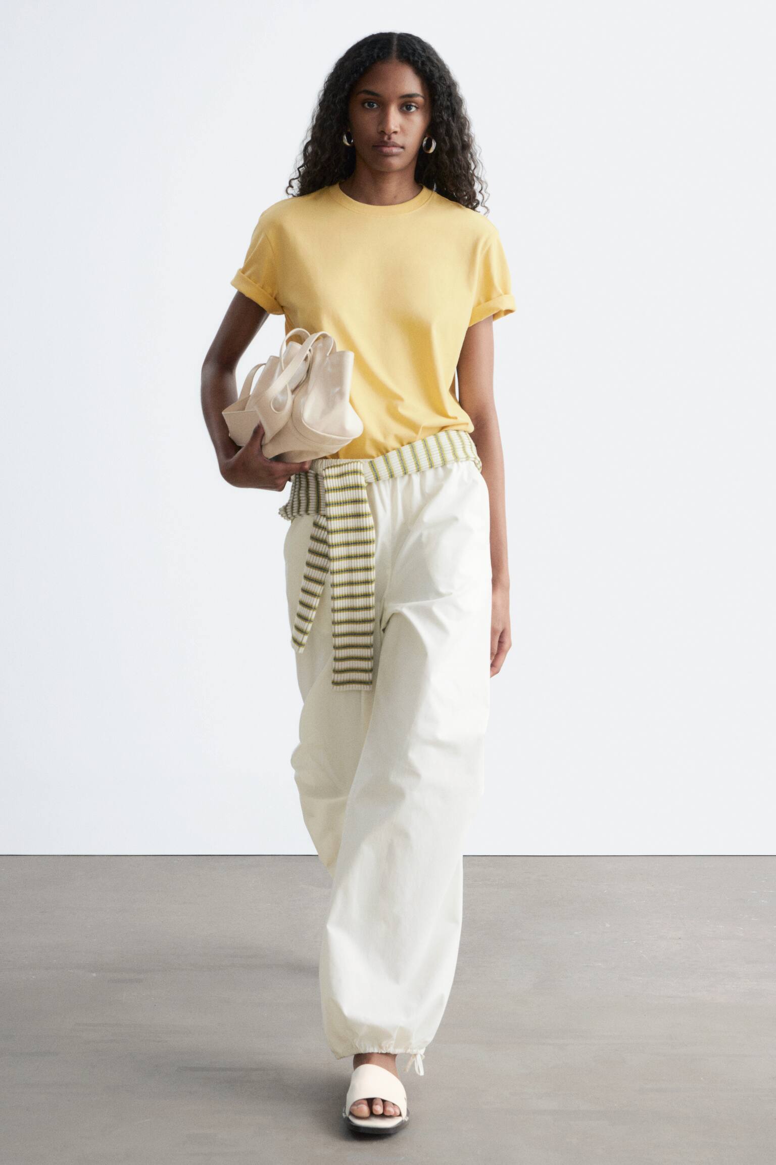 Bavlněné tričko s kulatým výstřihem - Žlutá/Světle Modrá/Bílá/Světle růžová/Tmavě hnědá/Černá/Námořnické/Bílé Pruhy/Červená - 3