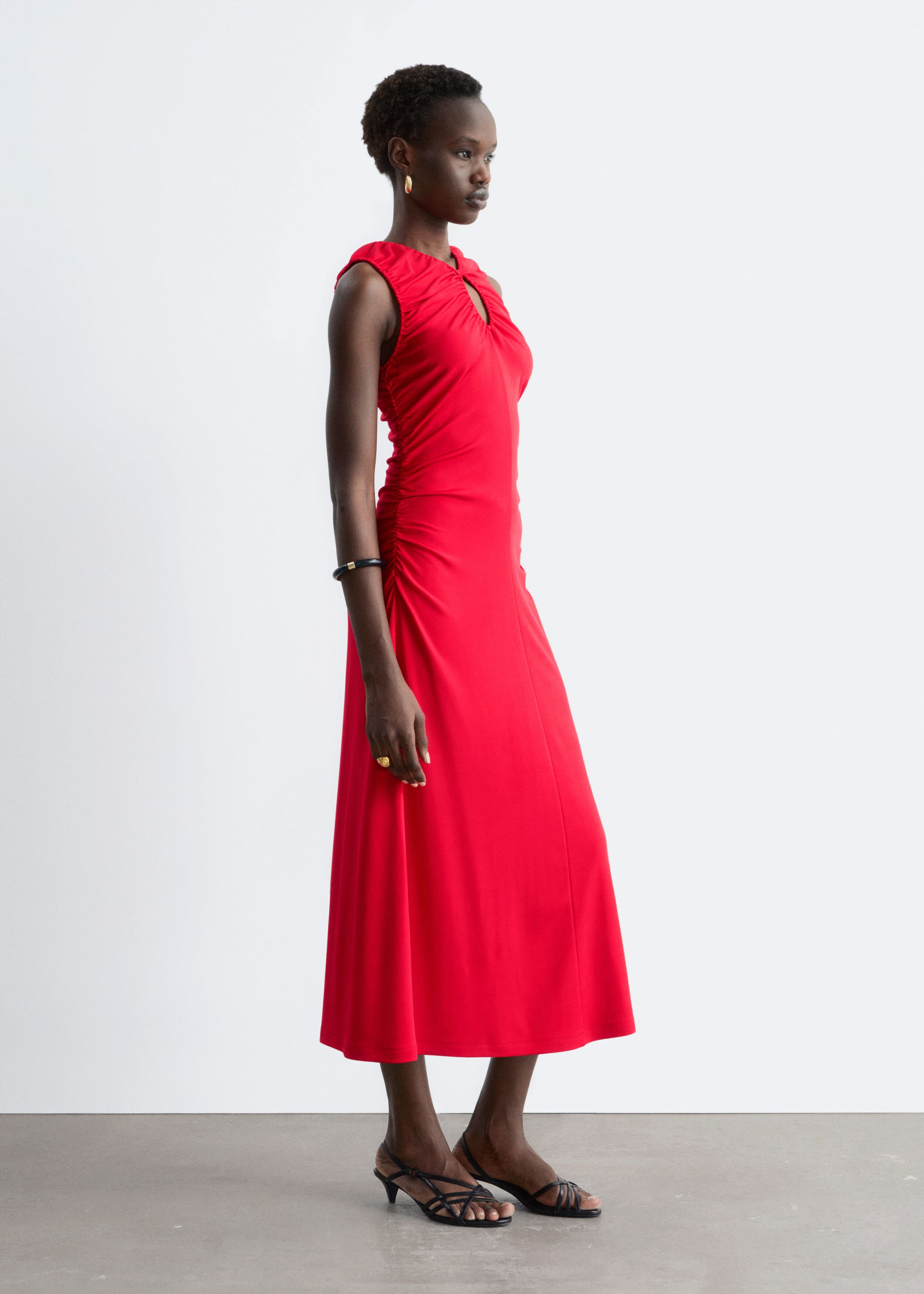 Midikleid mit Schlüssellochdetail und Raffungen - Leuchtendes Rot - Lookbook
