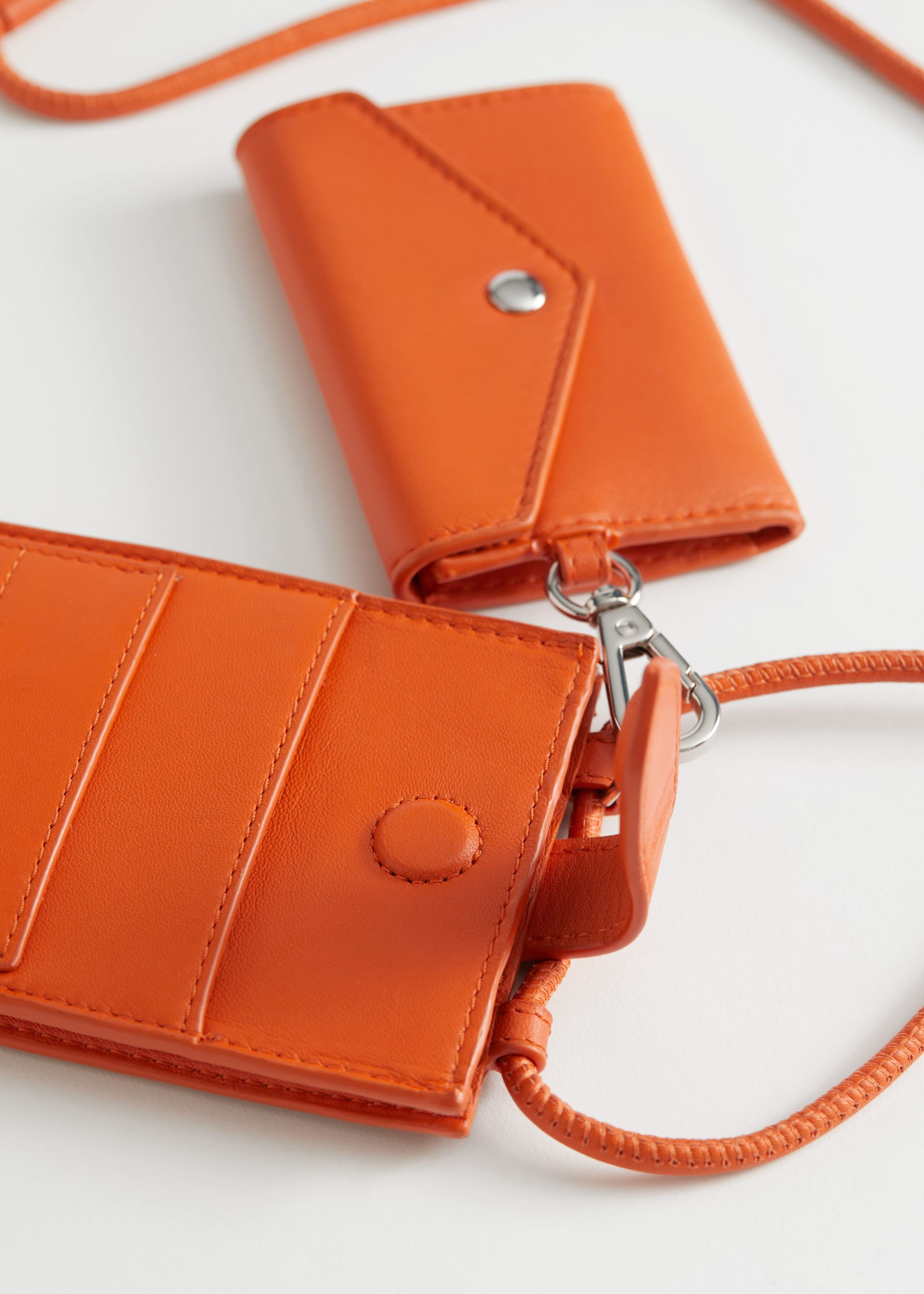Croc Embossed Leather Neck Wallet - {{variantName}} - Detalle descriptivo