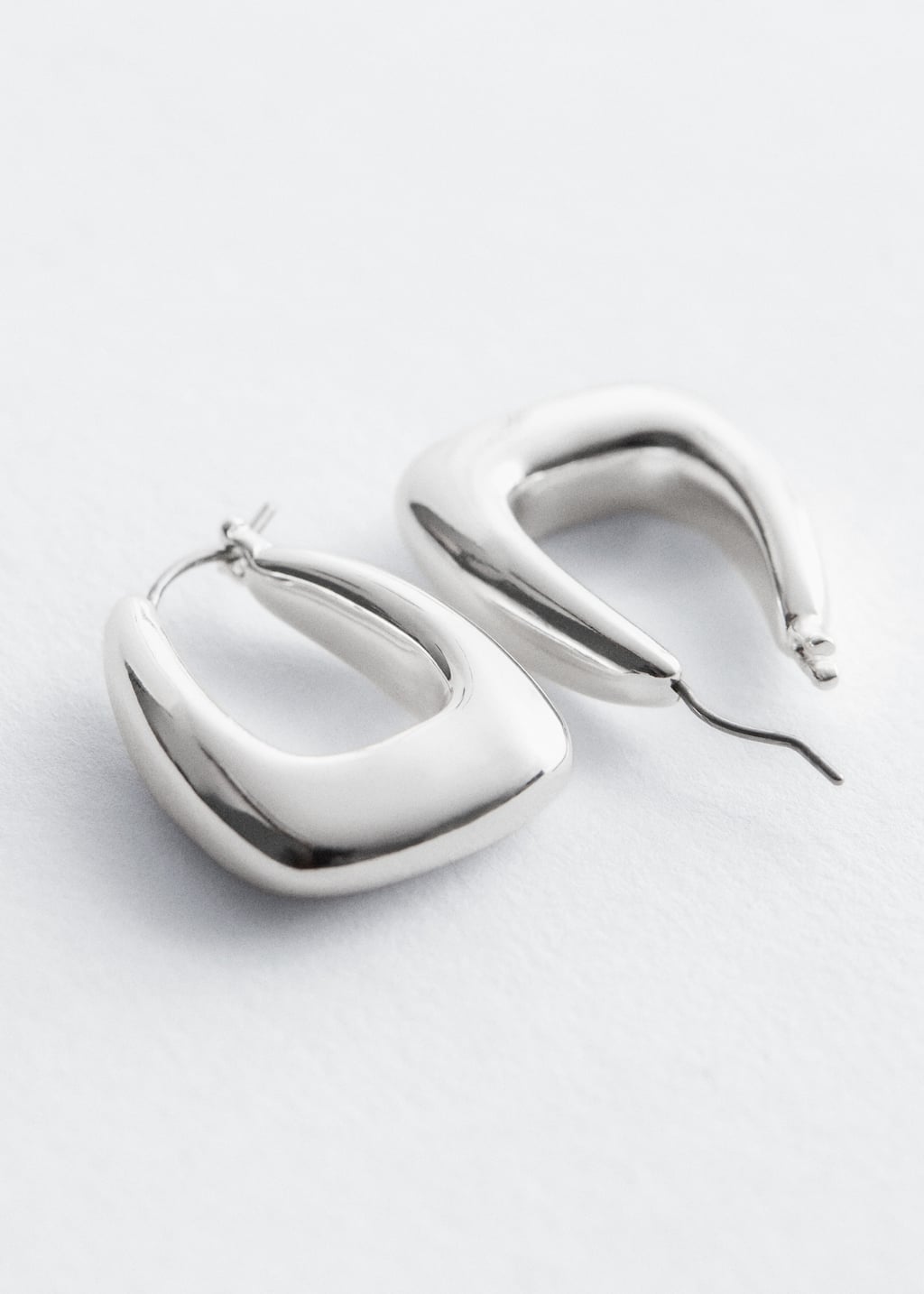 Chunky Oval Hoop Earrings - {{variantName}} - Descriptive Detail