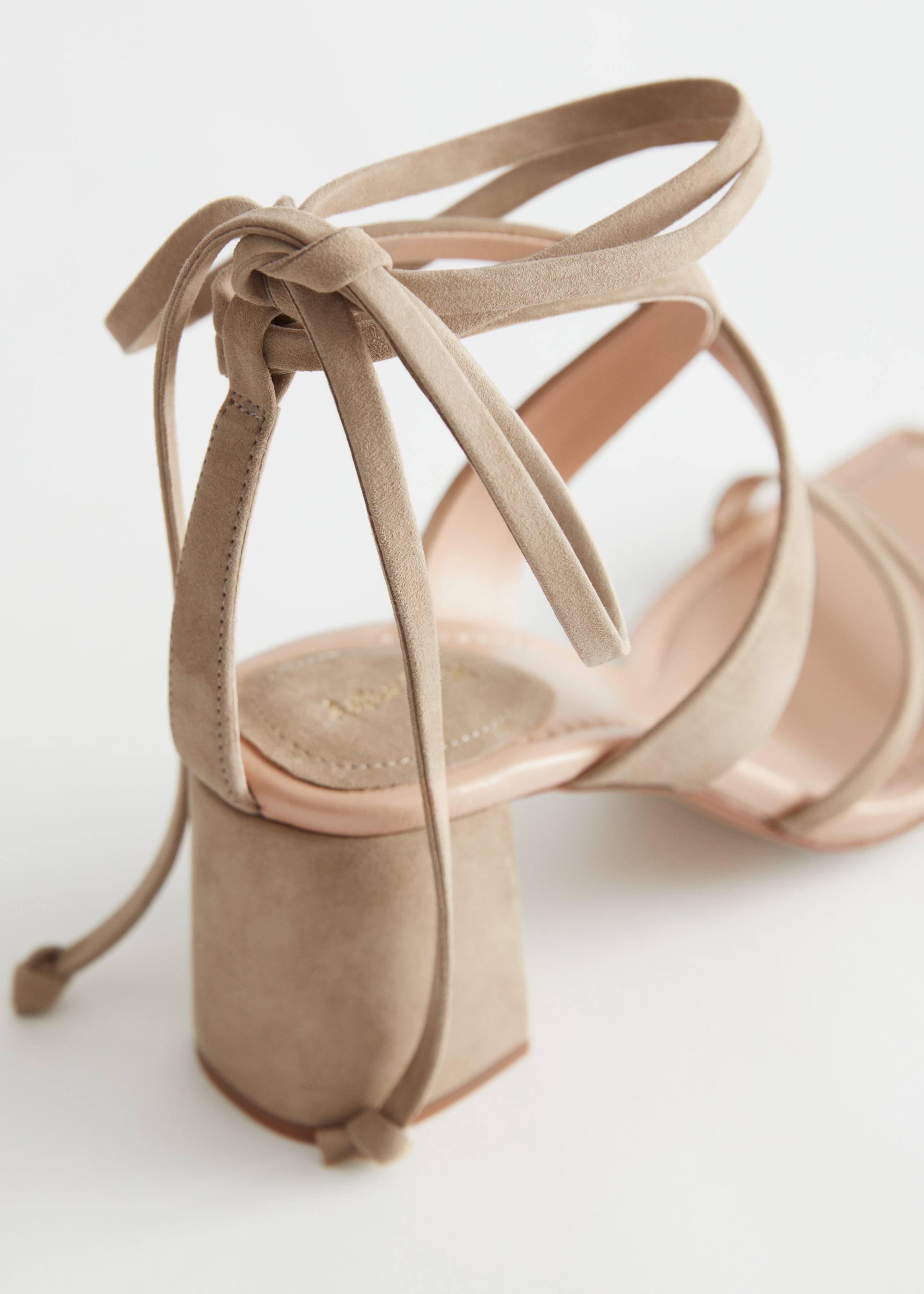 Block Heel Strappy Leather Sandals - {{variantName}} - Detalle descriptivo
