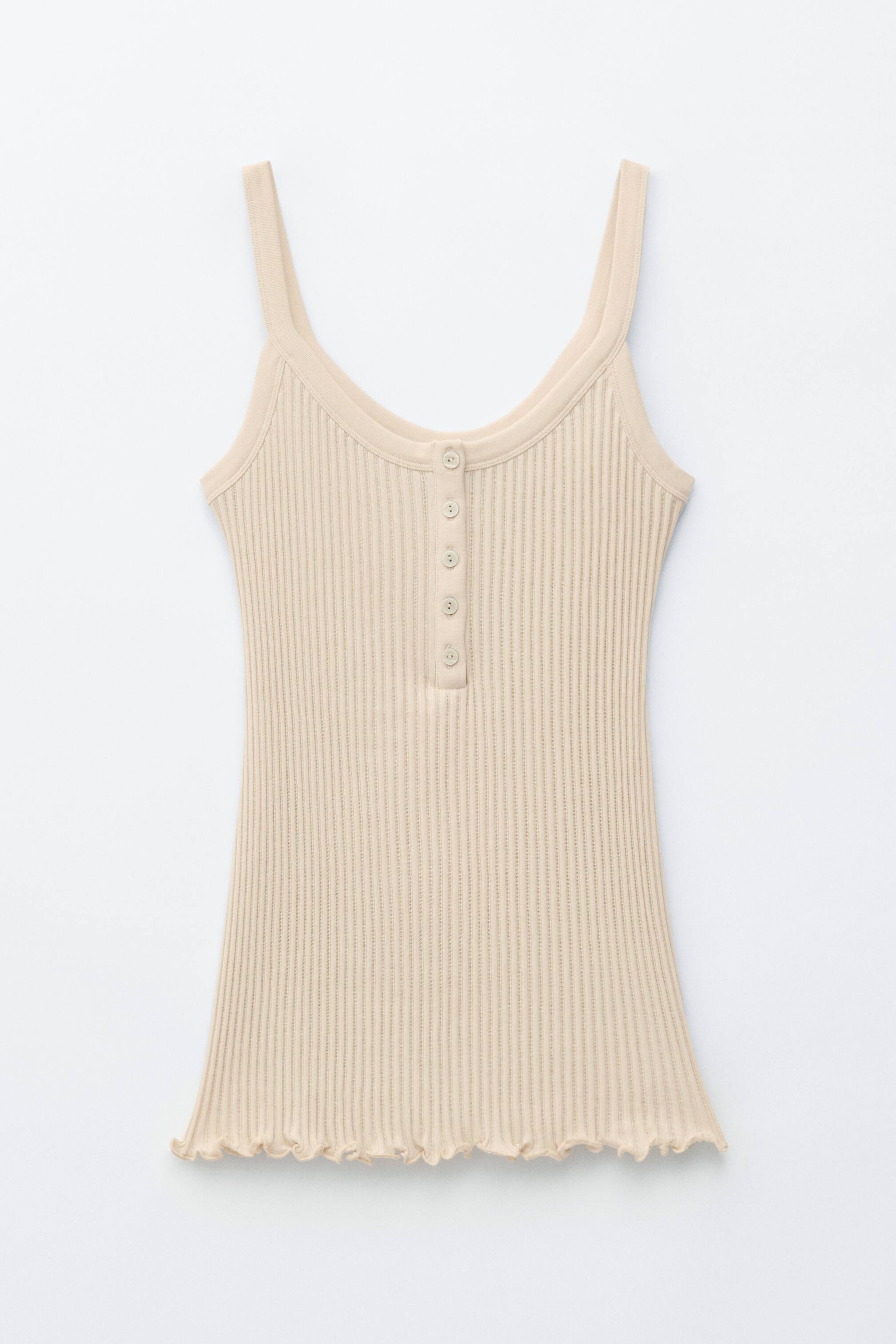 Näytä suurempi kuva: Vaaleanbeige ribattu toppi esittelee etupuoltaan, jossa on pyöreä pääntie ja ohuet olkaimet. Toppi esittelee puoliksi napitettavan etuosan, jossa on kuusi pyöreää nappia, ja sen helma on aaltoreunainen.