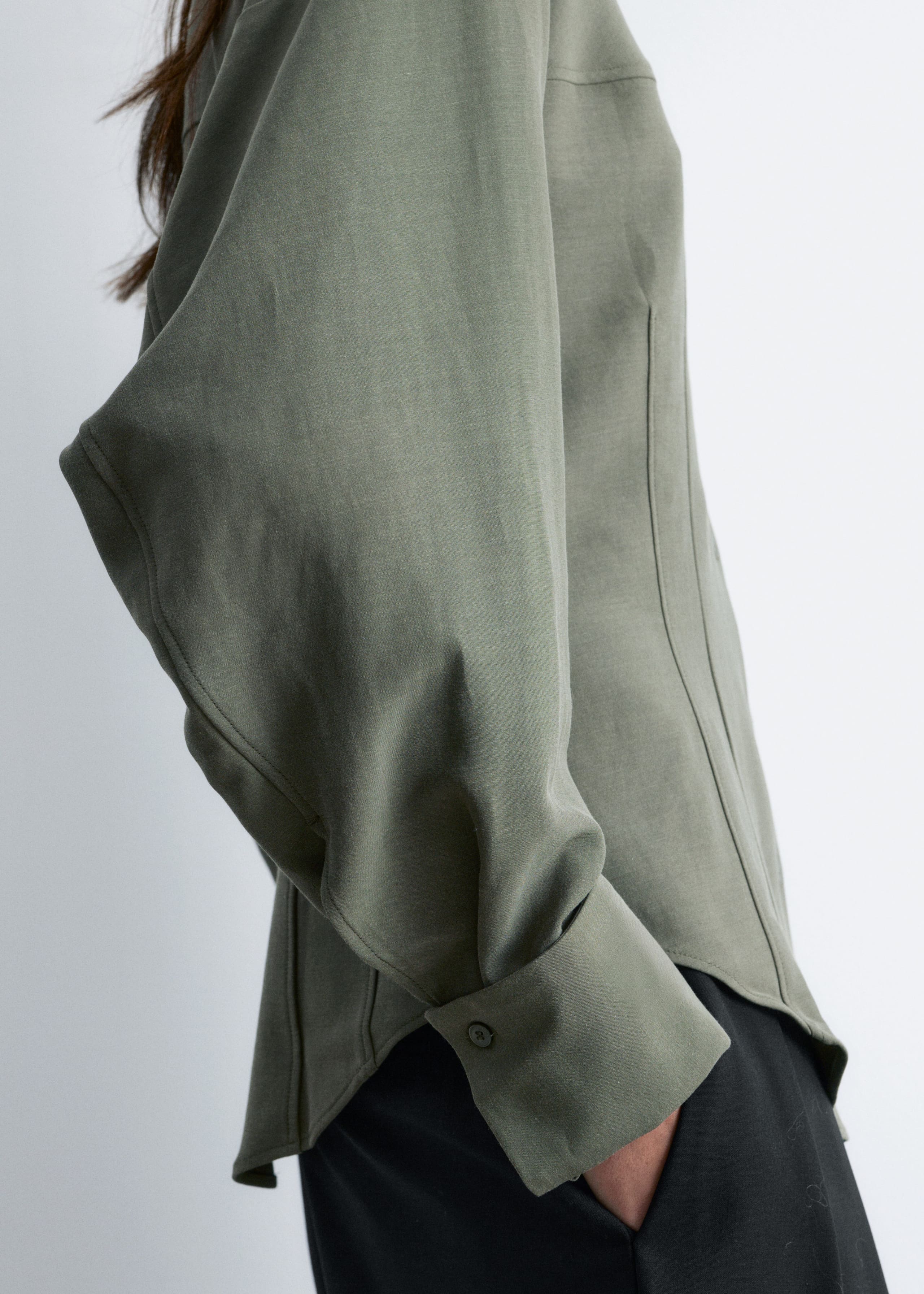 Camicia affusolata con maniche a palloncino - Verde kaki scuro - Lookbook