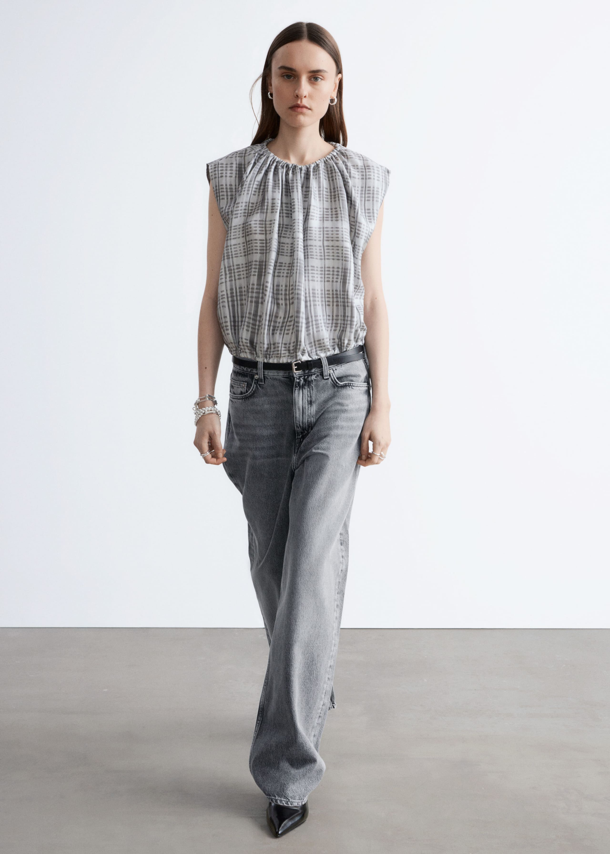 Image of Top de seda con cordón de ajuste