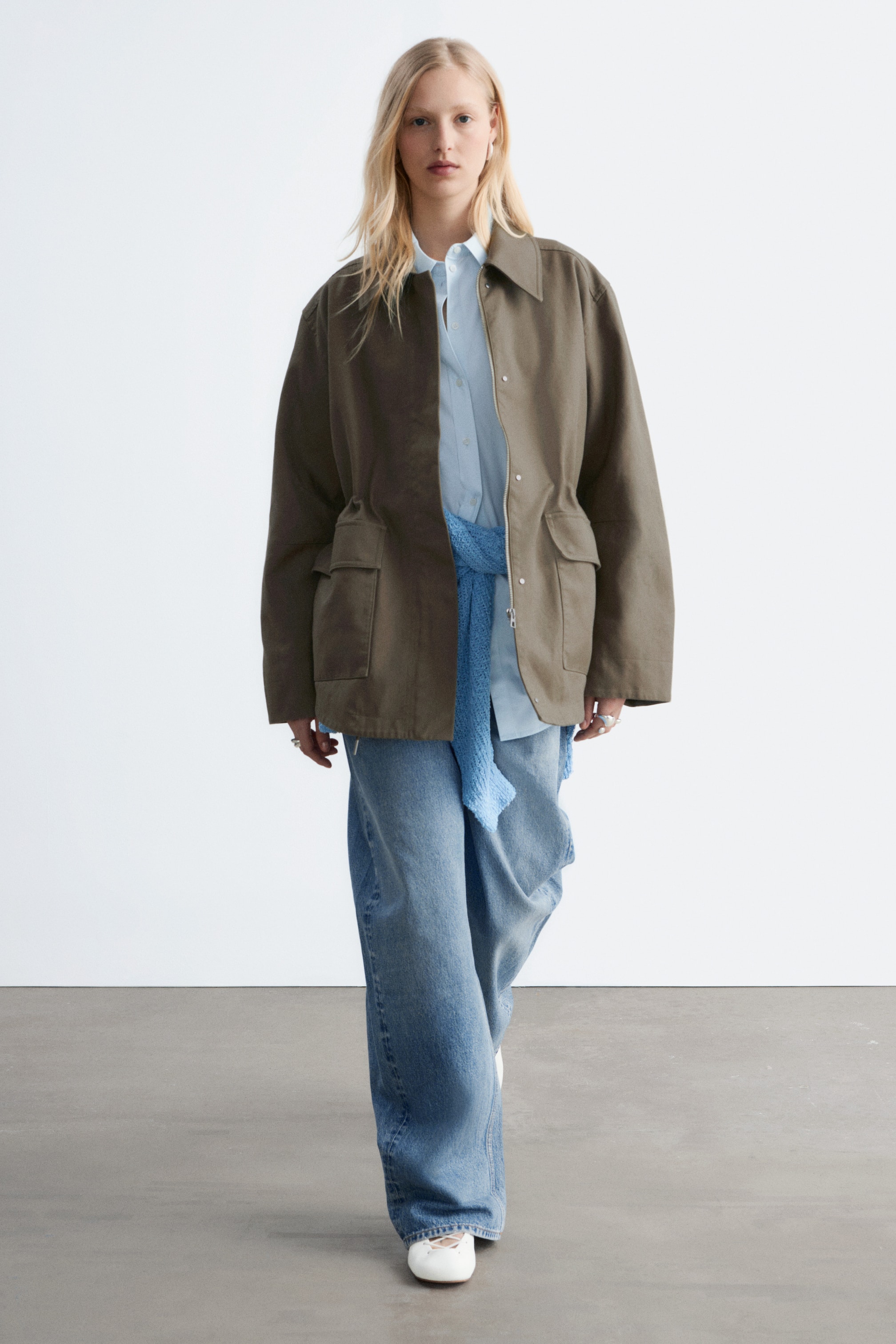 Se større billede: Lyse vaske wide-leg jeans har en afslappet, fuldlængde pasform med en subtil fold, der løber ned langs forsiden af hvert ben, præsenteret fra en frontvendt perspektiv.