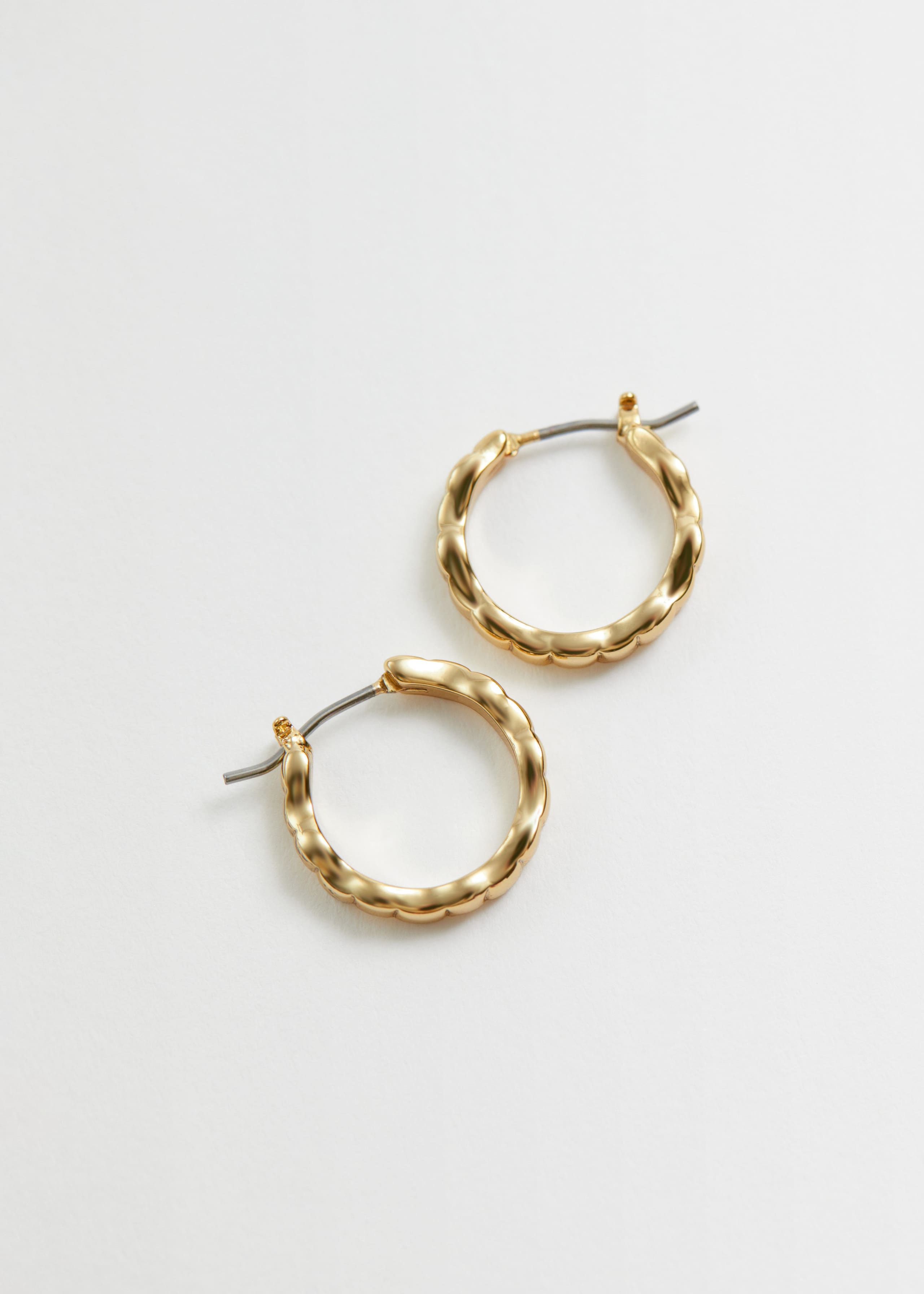 Flowing Hoop Earrings - Gold - Natura morta