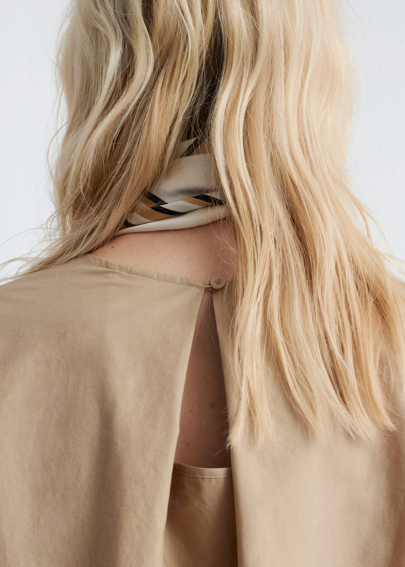 Bluse mit voluminösen Puffärmeln - Beige - 6