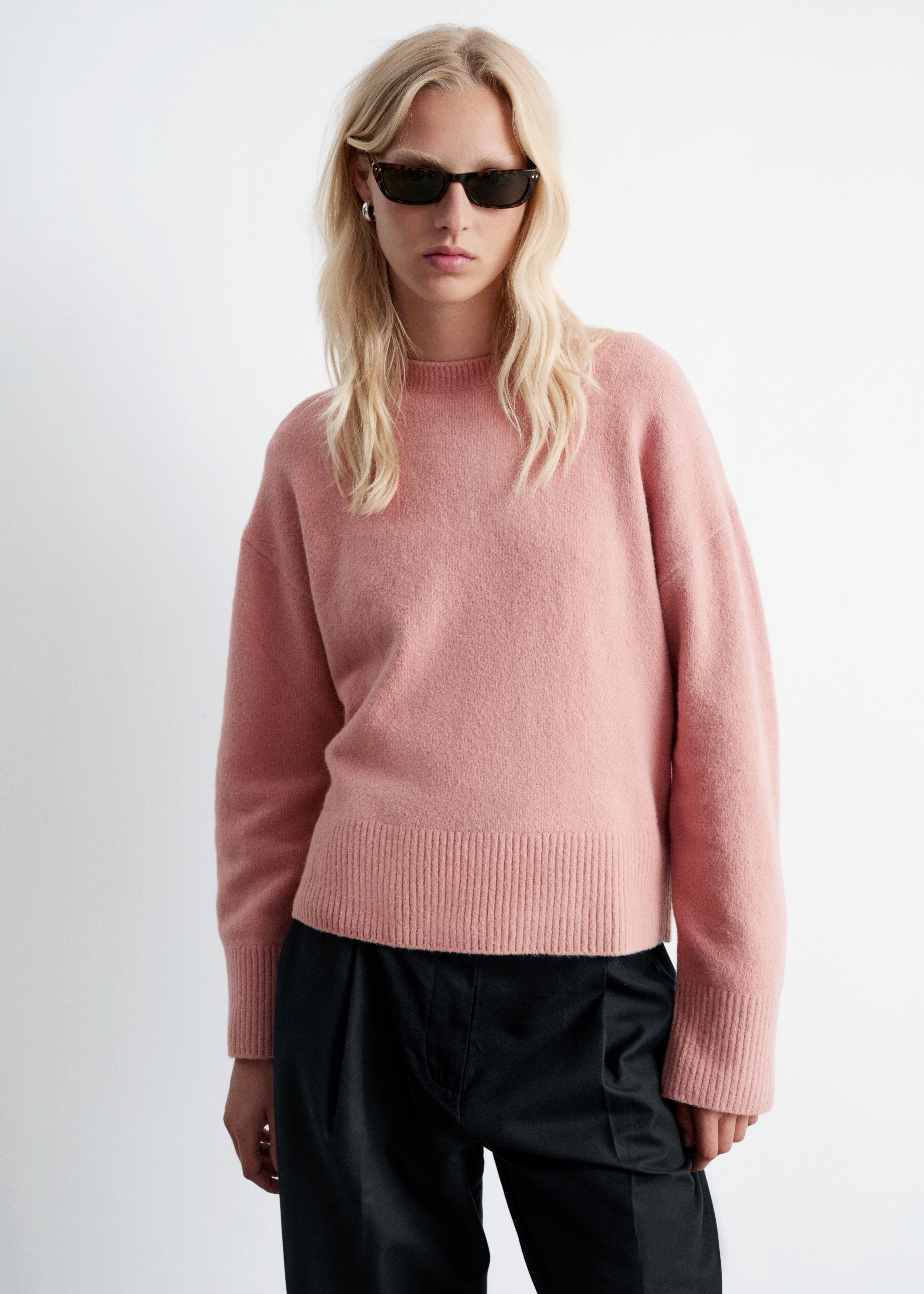 Stickad tröja med avslappnad passform - Gammelrosa/Svart/Mullvad/beige/Mörkröd/Mörkblå/Lila/Mörkbrun/Vit/Grå/Melange/Marinblå/Beige/Cerise/Röd