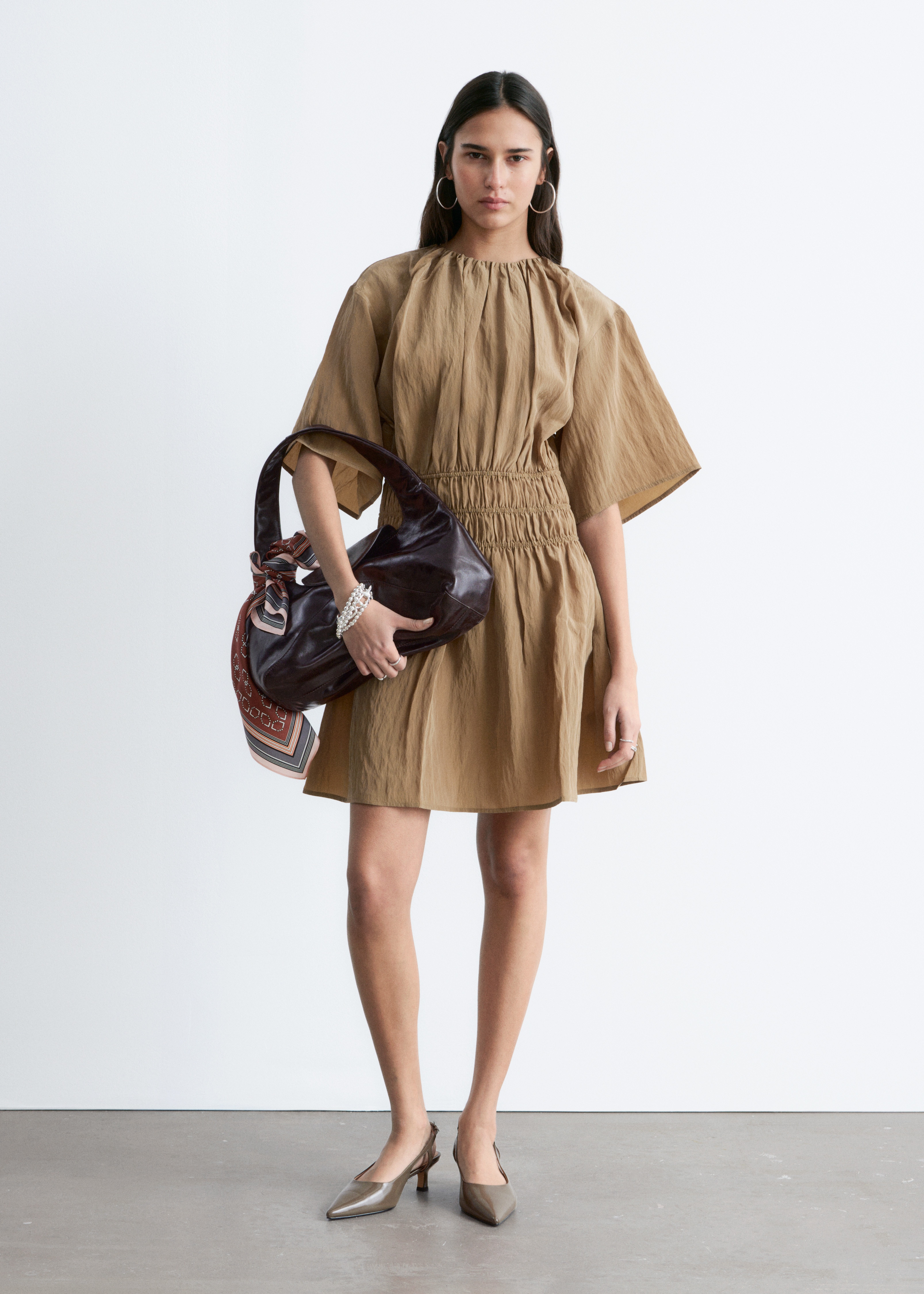 Robe courte froncée à manches courtes - Marron clair