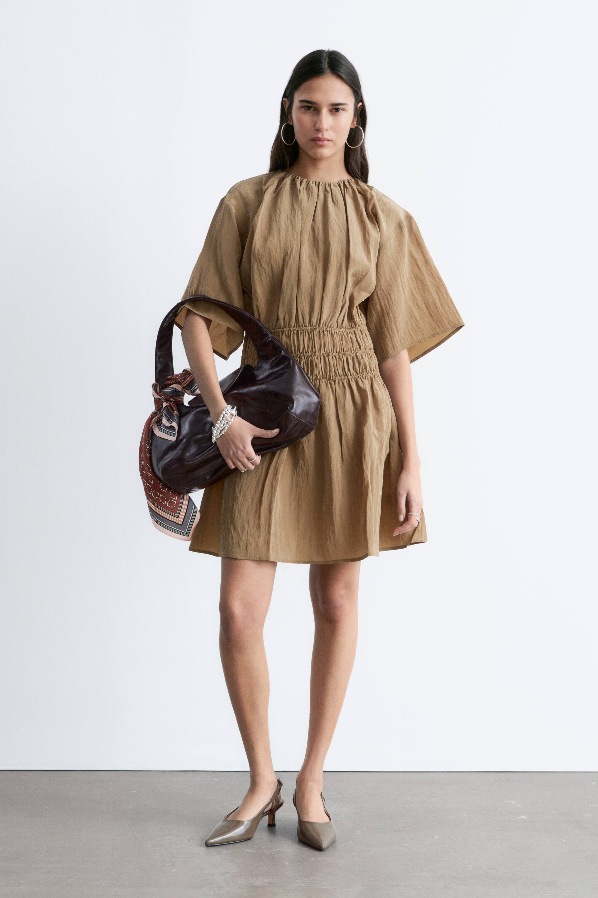 Преглед на по-голямо изображение: Мини рокля с къс ръкав и набори - Светлокафяво - ЖЕНИ | H&M BG 1