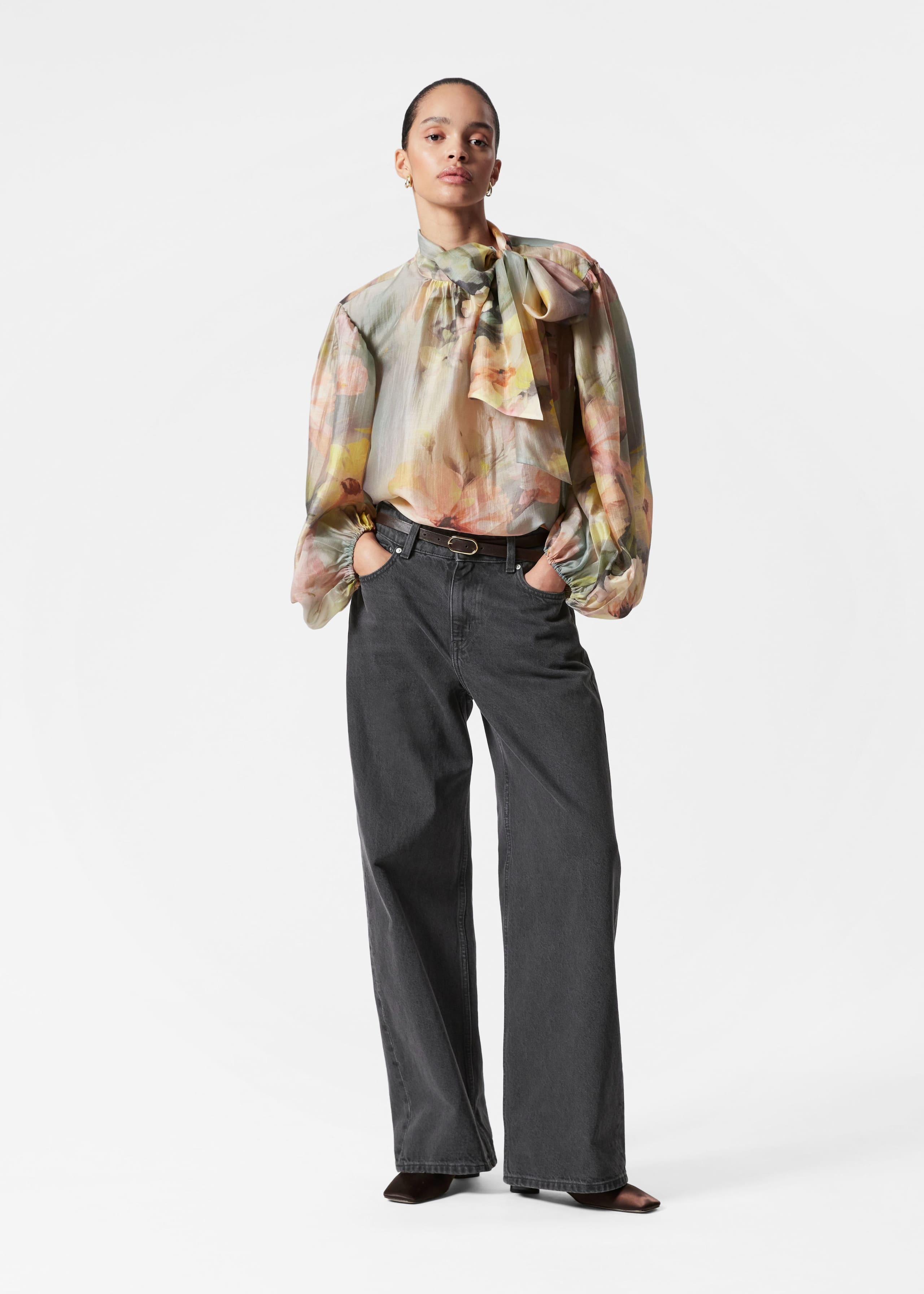 Blusa con dettaglio fiocco e maniche a sbuffo - Beige - Lookbook